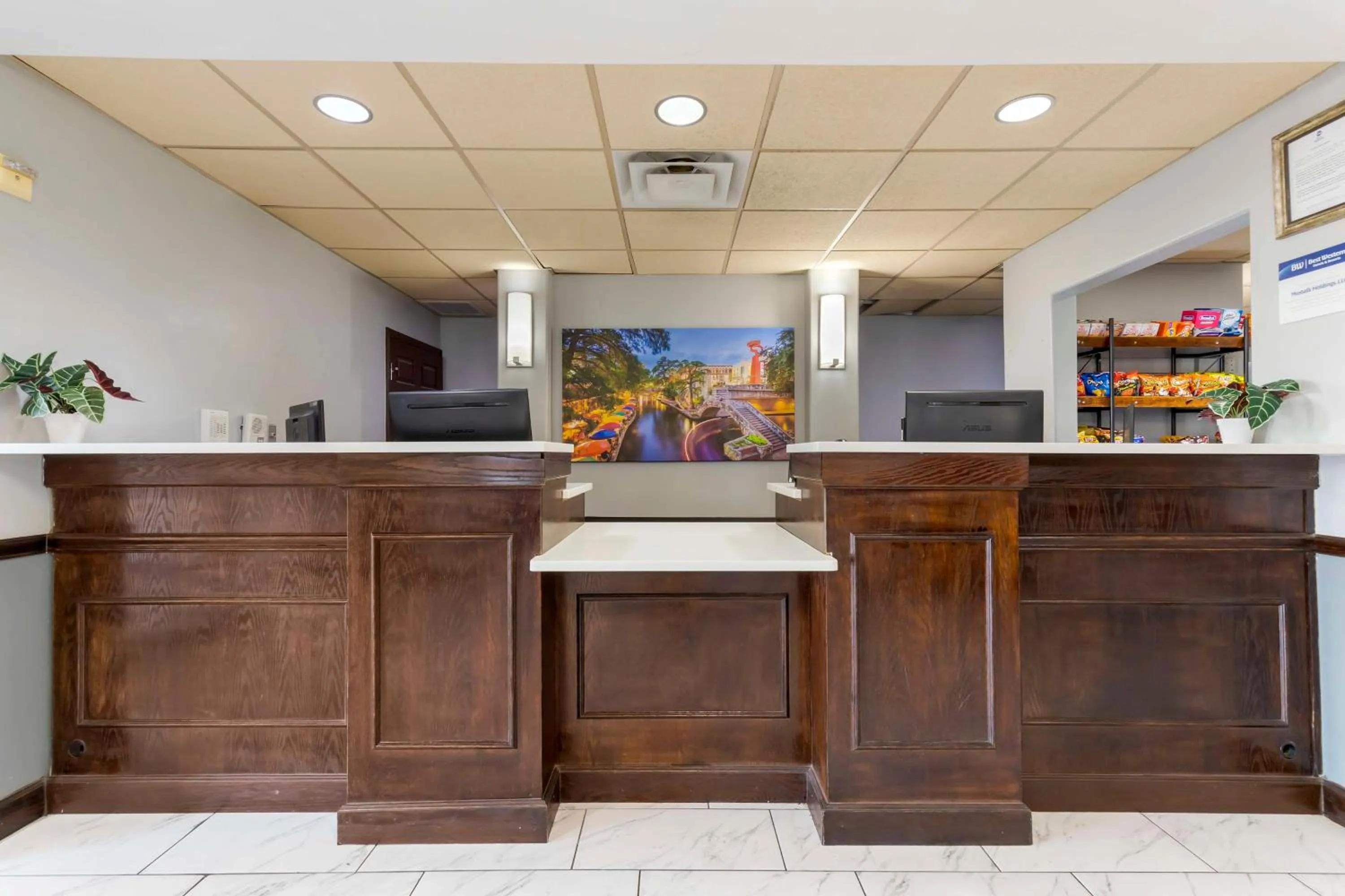 Lobby or reception in Best Western Medical Center North Inn & Suites Near Six Flags