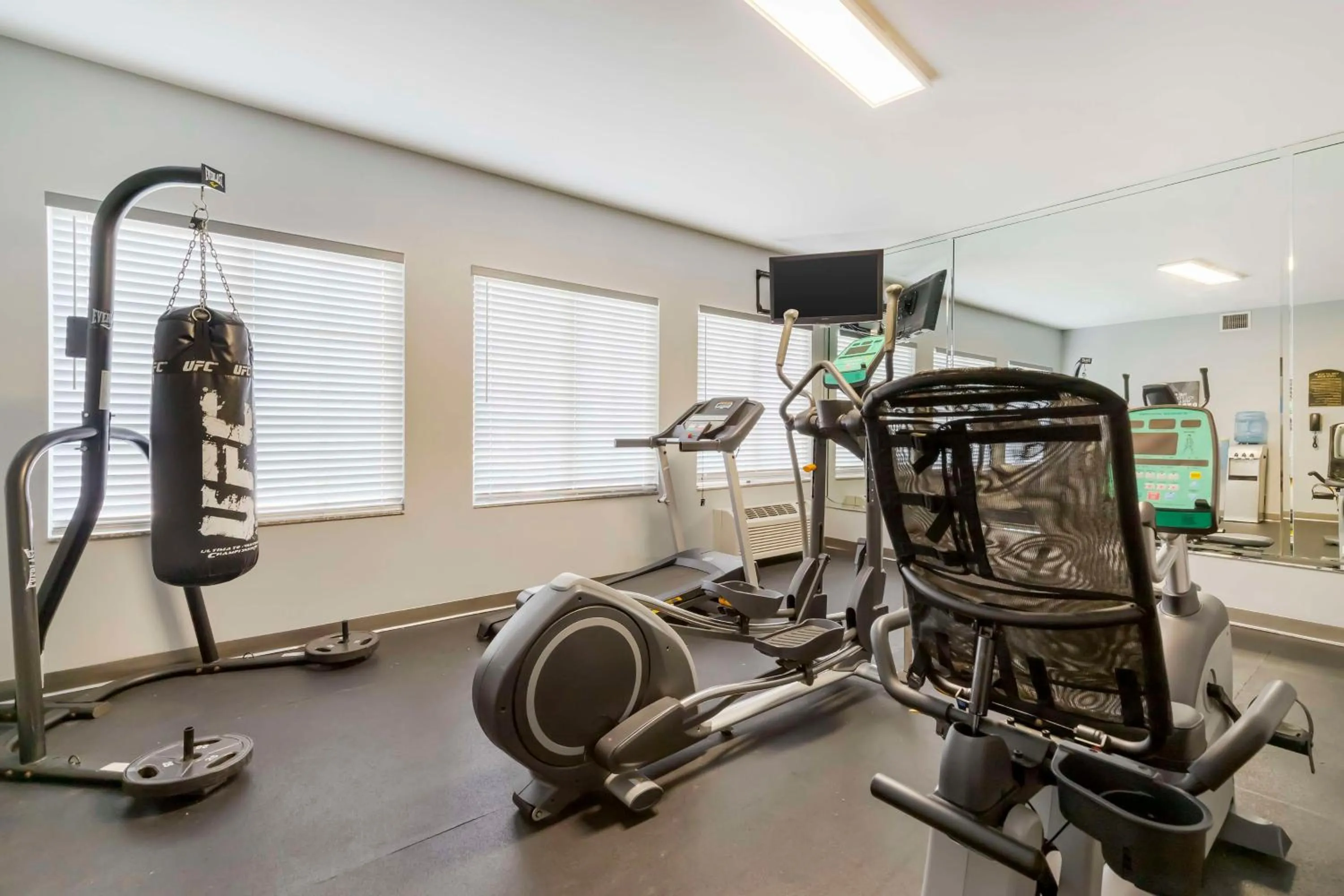 Fitness centre/facilities in Best Western Medical Center North Inn & Suites Near Six Flags