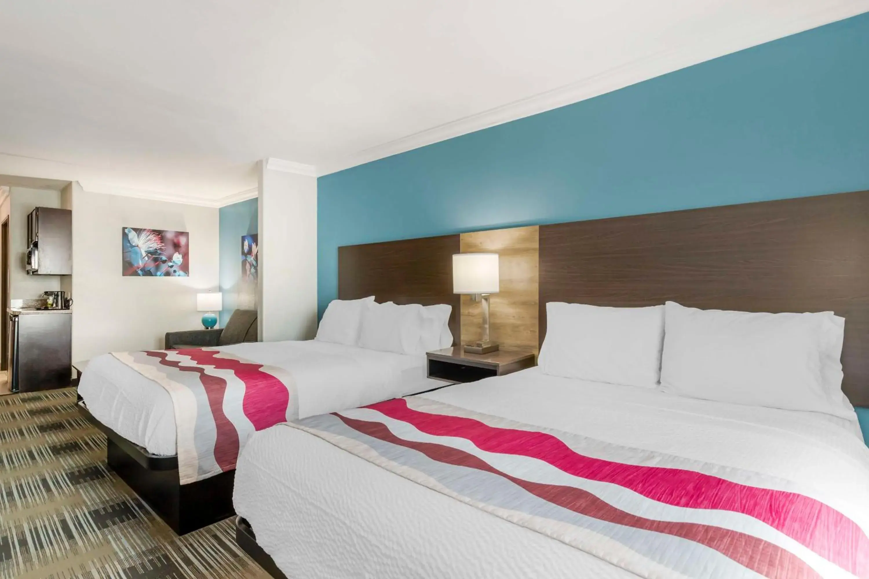 Queen Suite with Two Queen Beds and Bath Tub - Disability Access in Best Western Medical Center North Inn & Suites Near Six Flags Queen Suite with Two Queen Beds and Bath Tub - Disability Access in Best Western Medical Center North Inn & Suites Near Six Flags