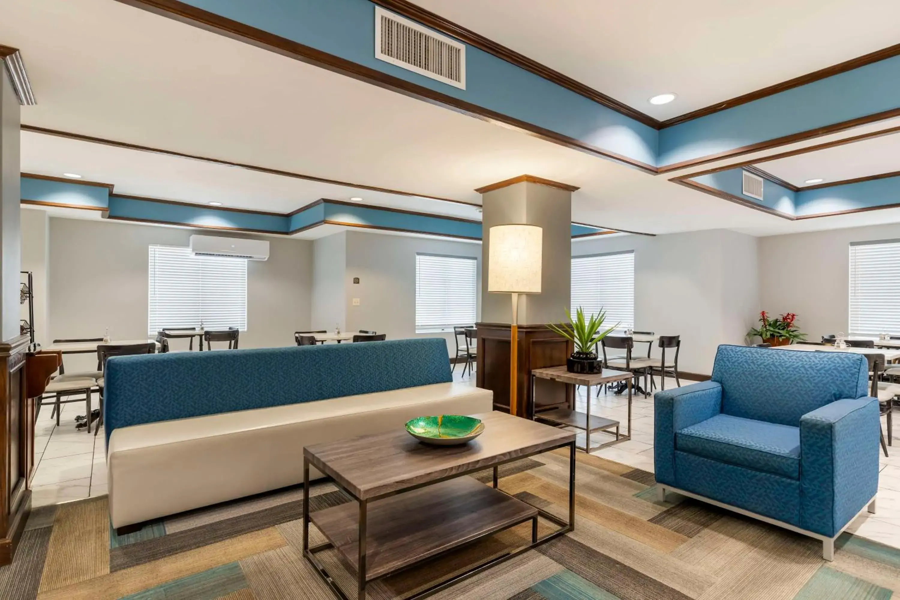 Lobby or reception in Best Western Medical Center North Inn & Suites Near Six Flags Lobby or reception in Best Western Medical Center North Inn & Suites Near Six Flags