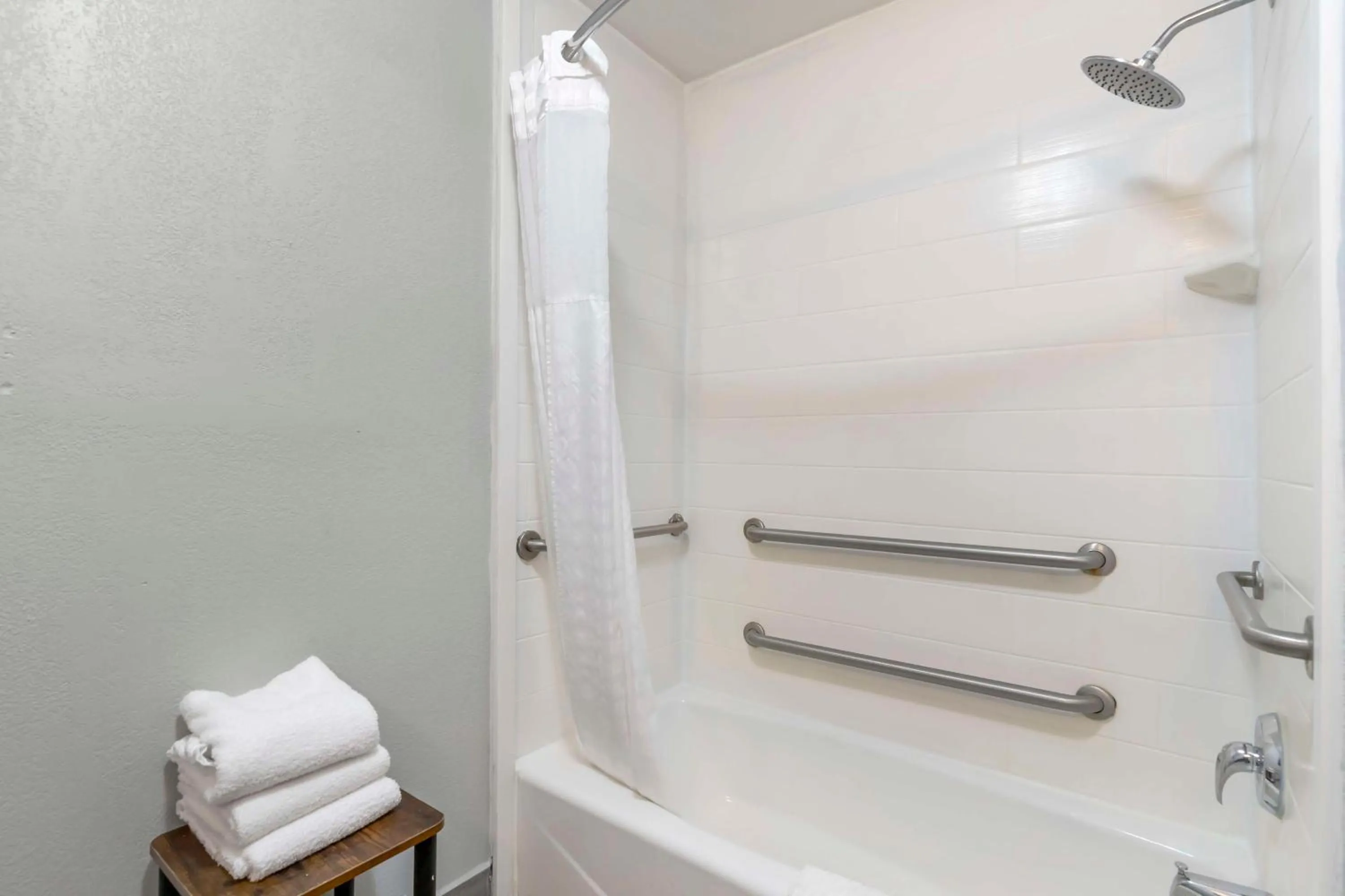 Bathroom in Best Western Medical Center North Inn & Suites Near Six Flags