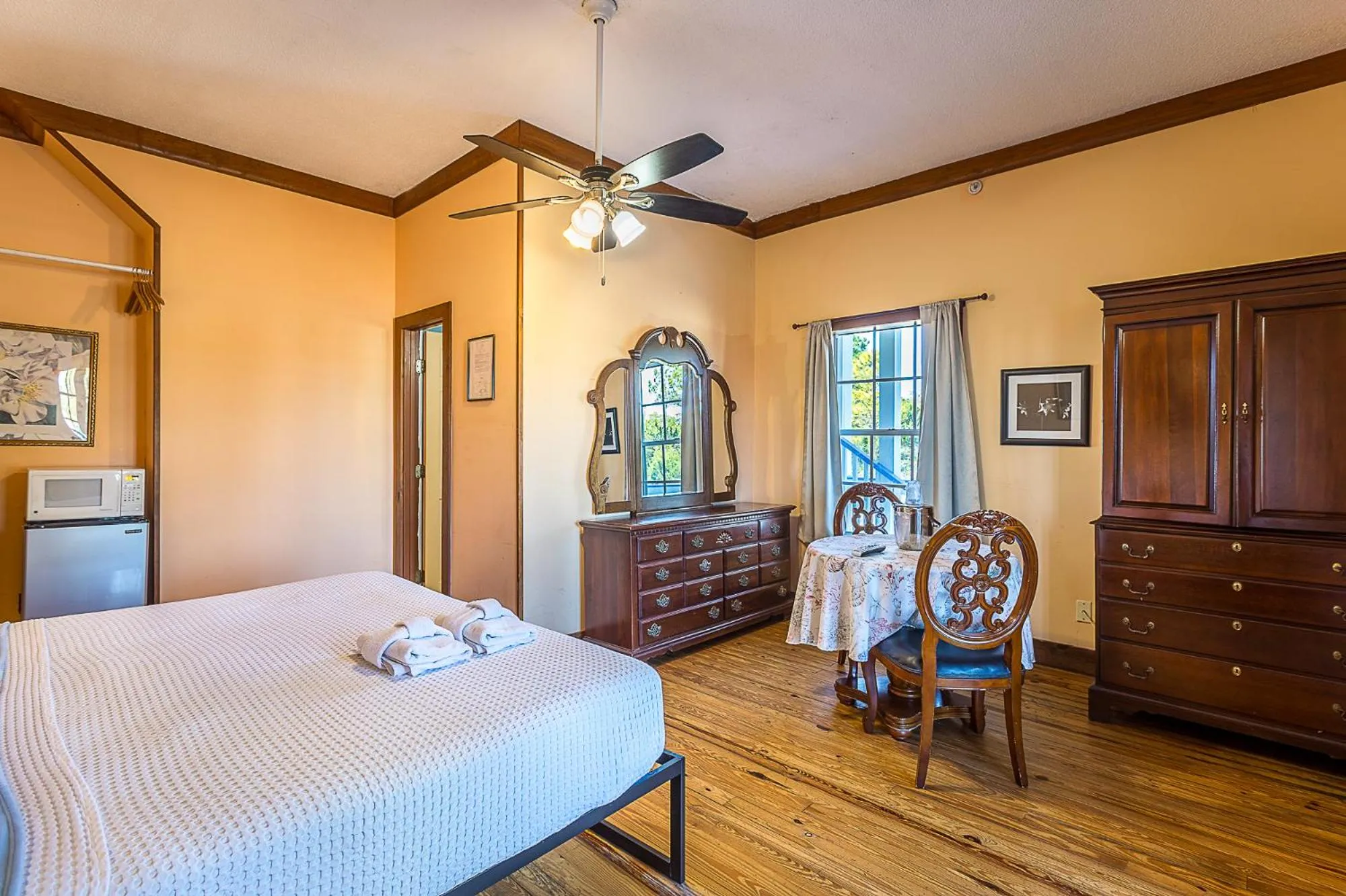 Photo of the whole room, Bed in St George Inn