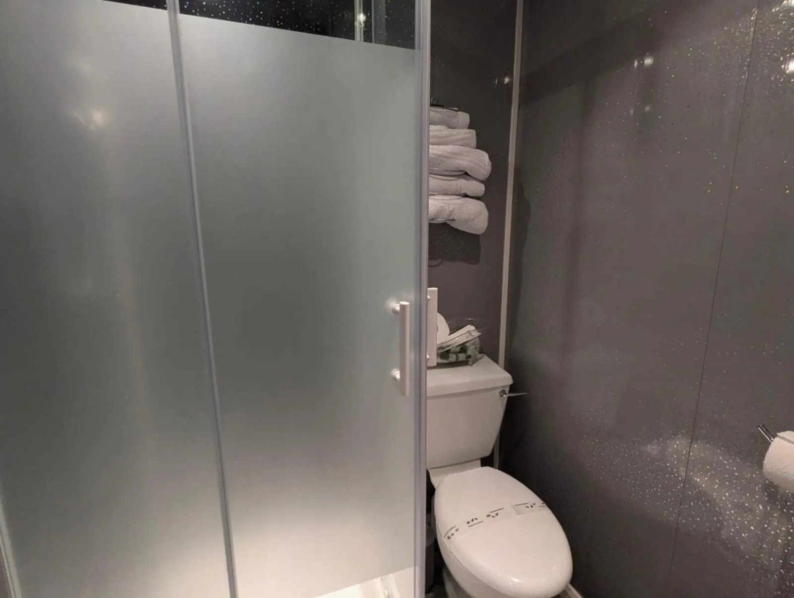 Bathroom in OYO Wynnstay Hotel