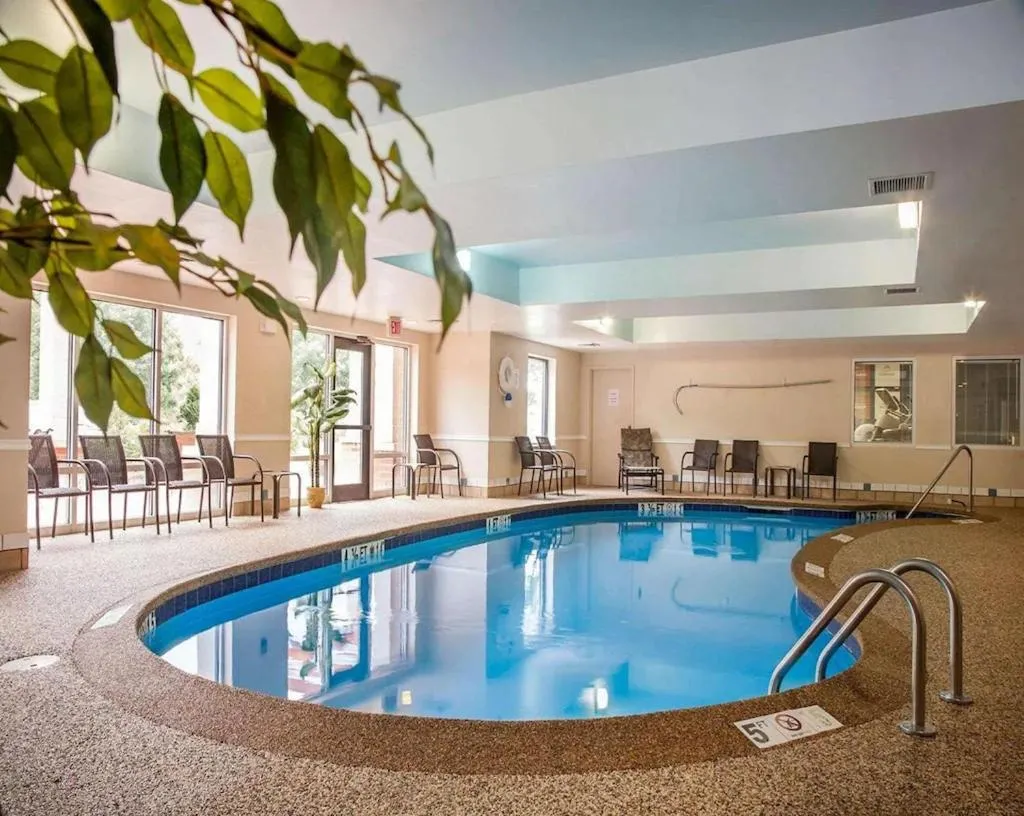 Swimming pool in Comfort Suites West Warwick - Providence
