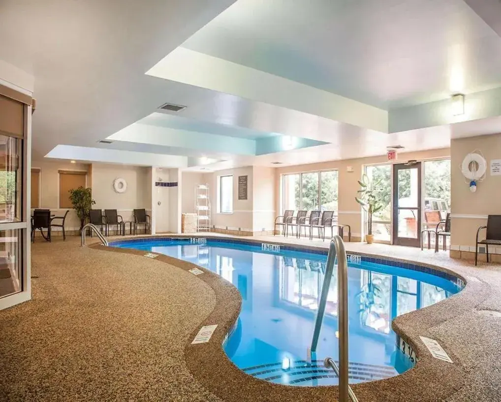 Swimming pool in Comfort Suites West Warwick - Providence Swimming pool in Comfort Suites West Warwick - Providence