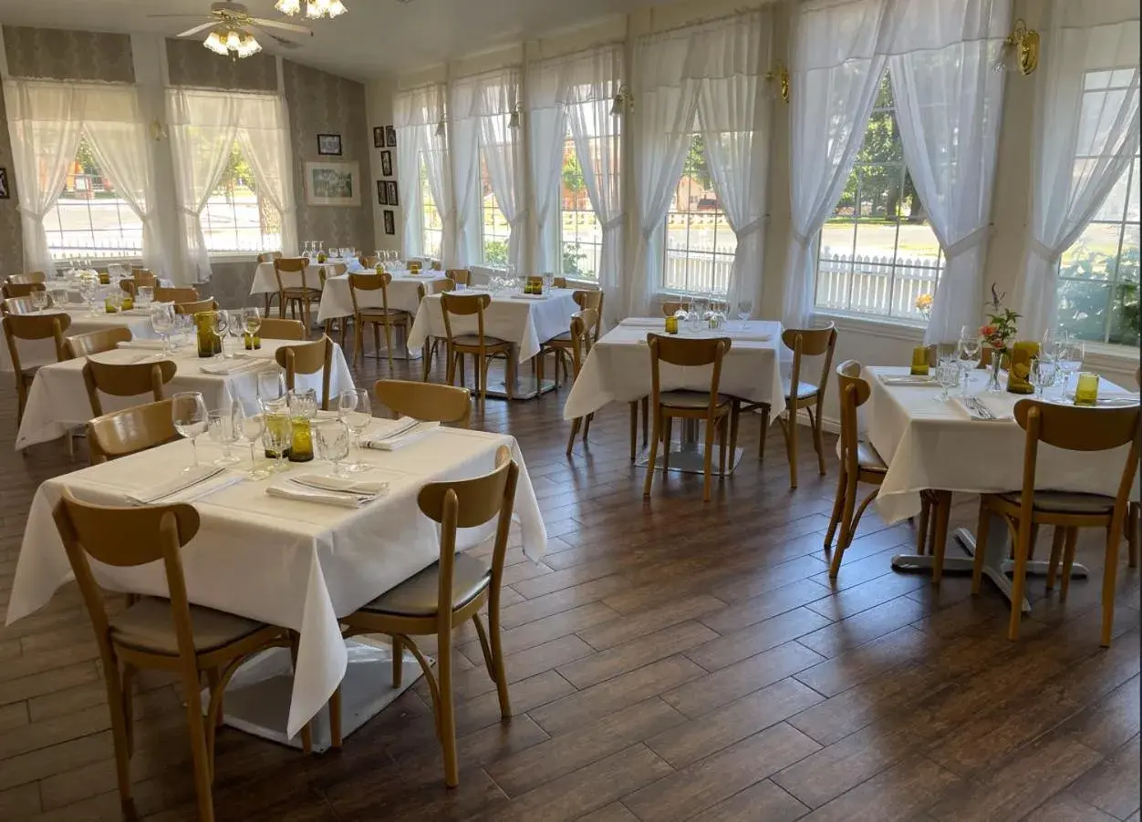 Restaurant/places to eat in Parry Lodge Restaurant/places to eat in Parry Lodge
