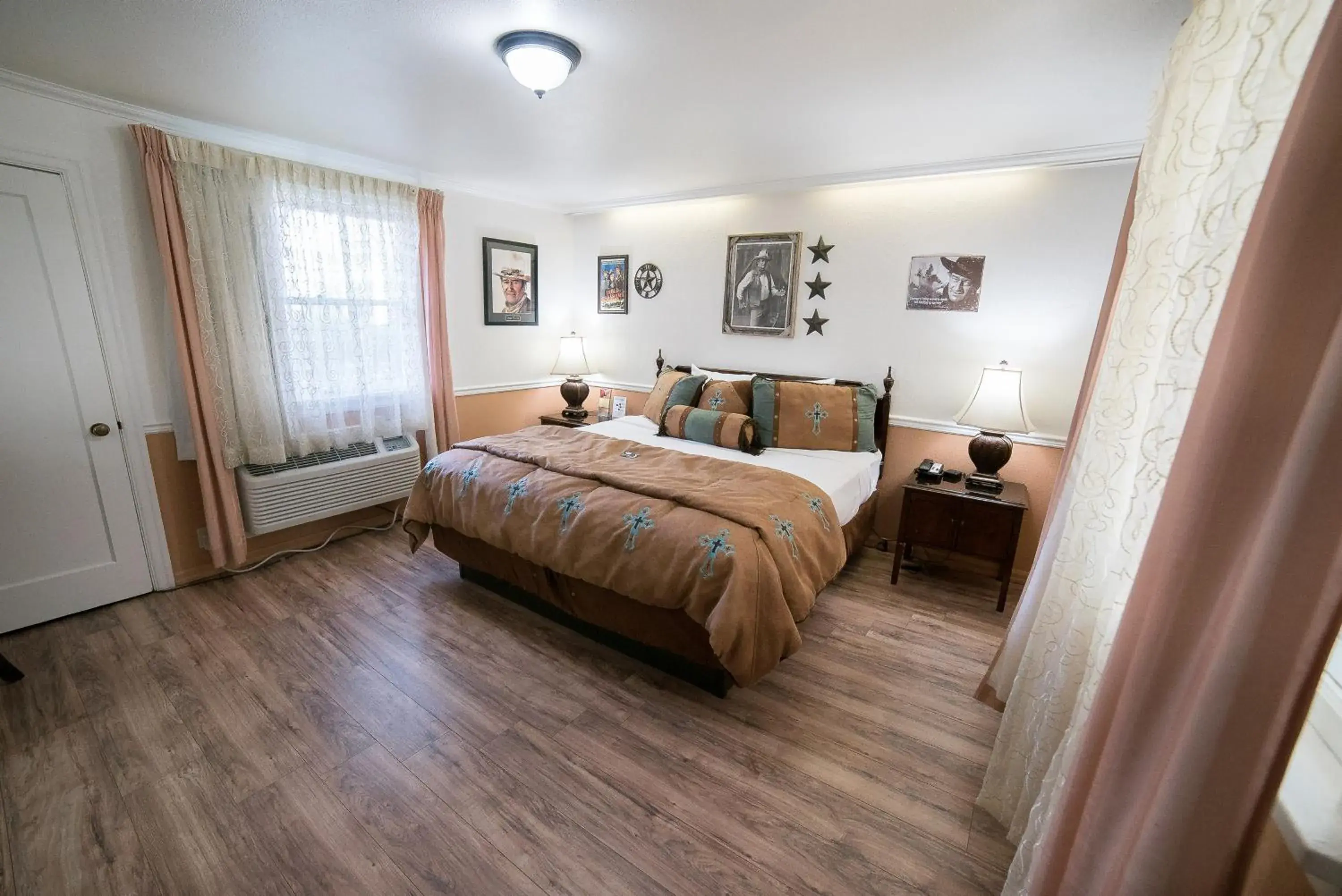 Deluxe King Room in Parry Lodge Deluxe King Room in Parry Lodge