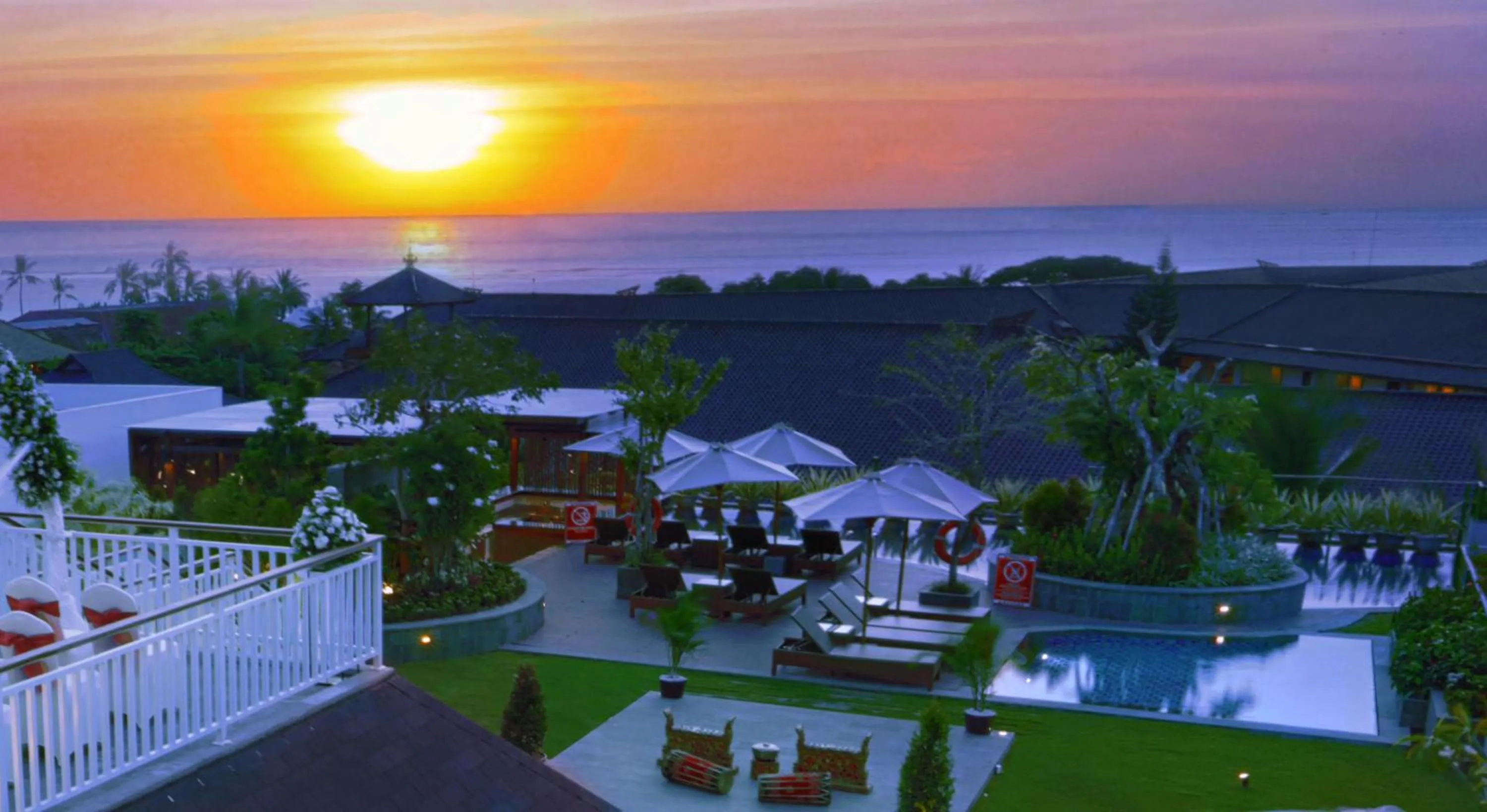 Swimming pool in favehotel Kuta Kartika Plaza