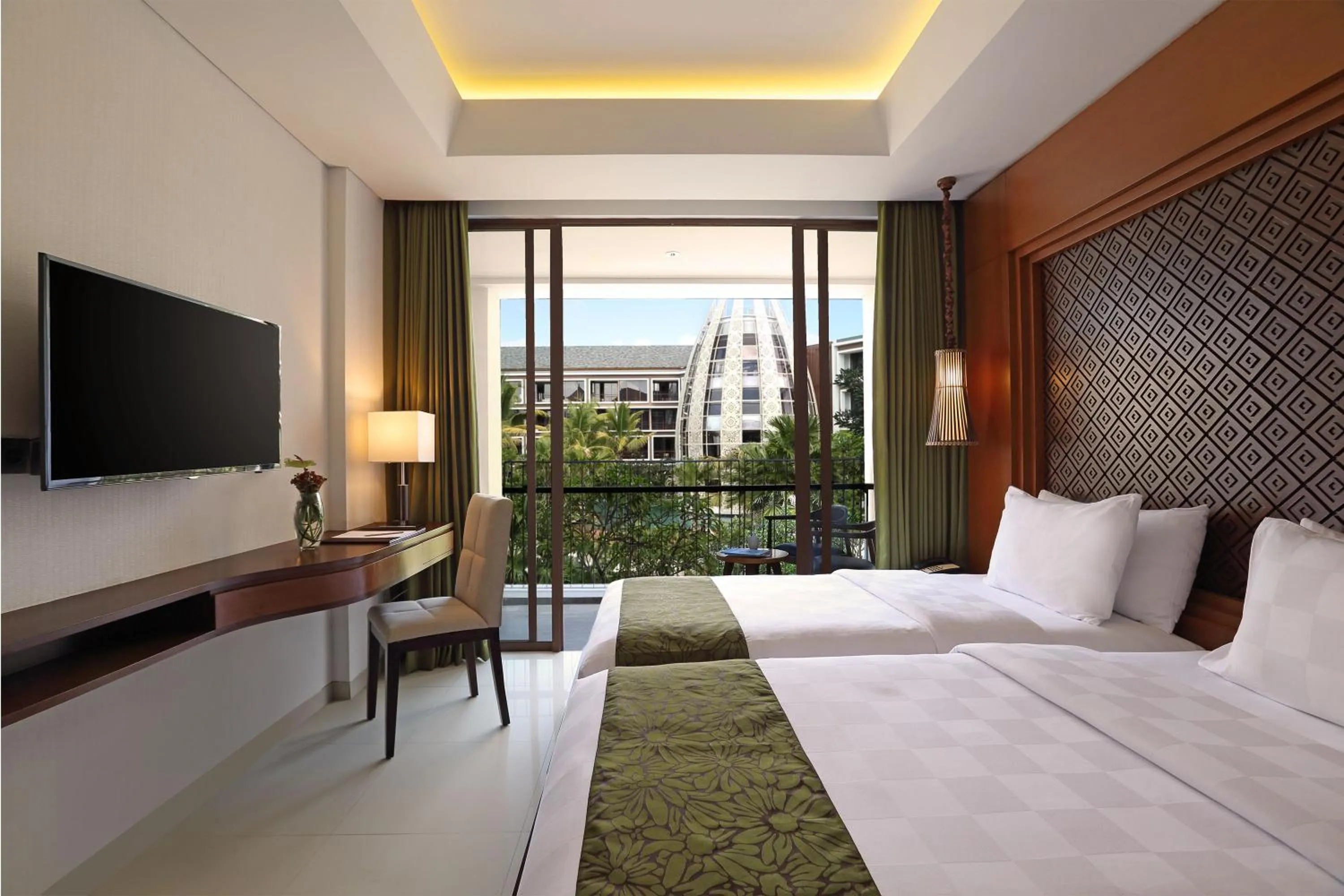 Pool view, Bed in Golden Tulip Jineng Resort Bali