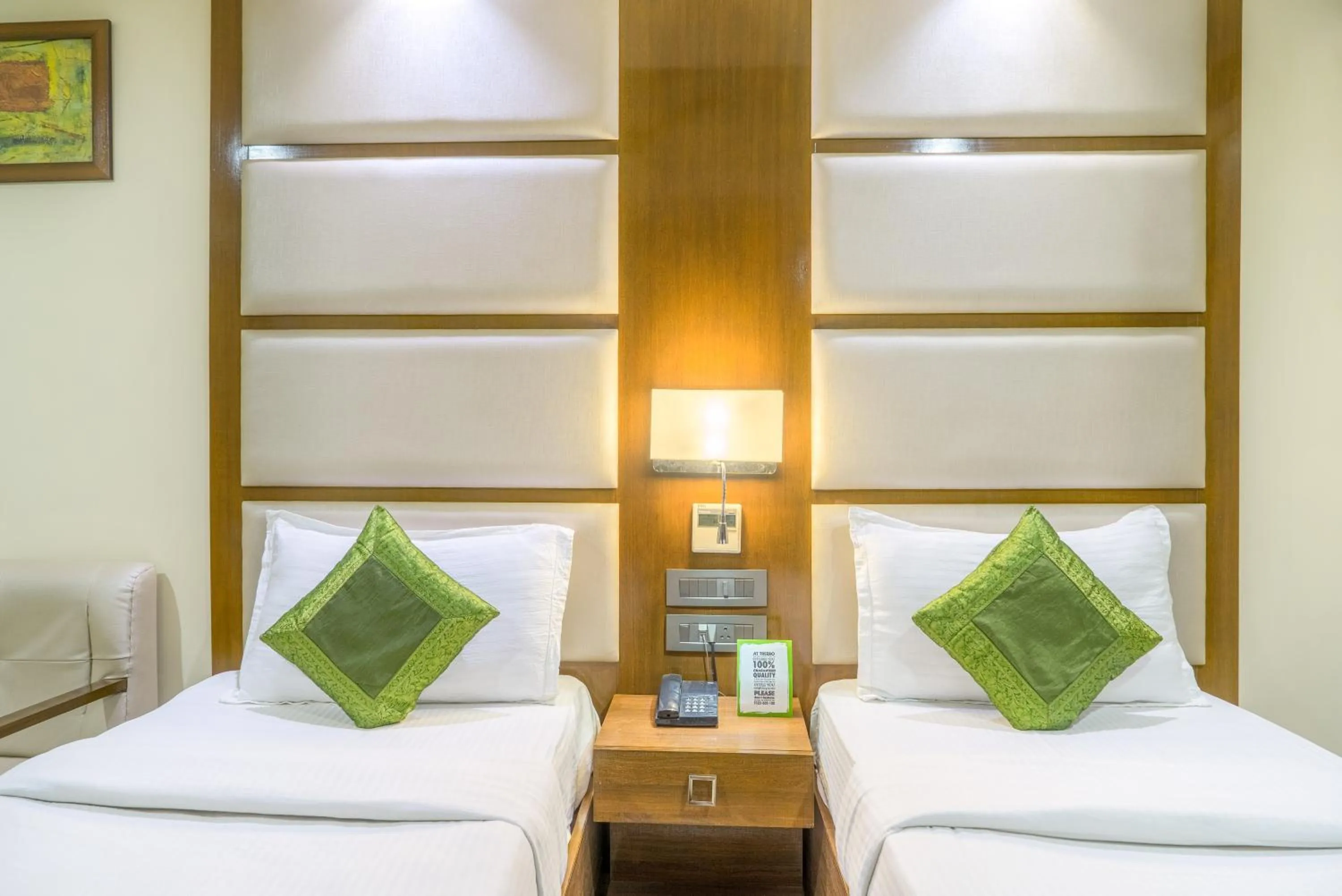 Bedroom, Bed in Super Inn Armoise Hotel - Navrangpura, Ahmedabad