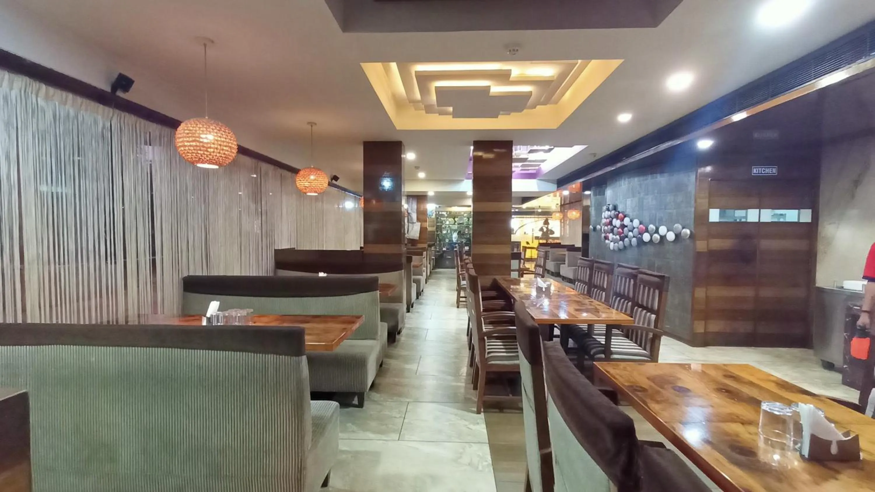 Restaurant/places to eat in Super Inn Armoise Hotel - Navrangpura, Ahmedabad