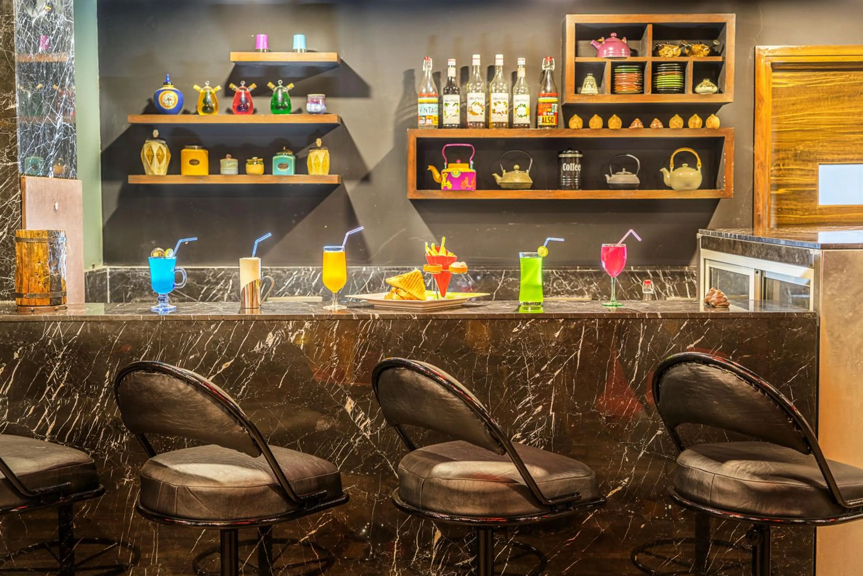 Restaurant/places to eat in Super Inn Armoise Hotel - Navrangpura, Ahmedabad