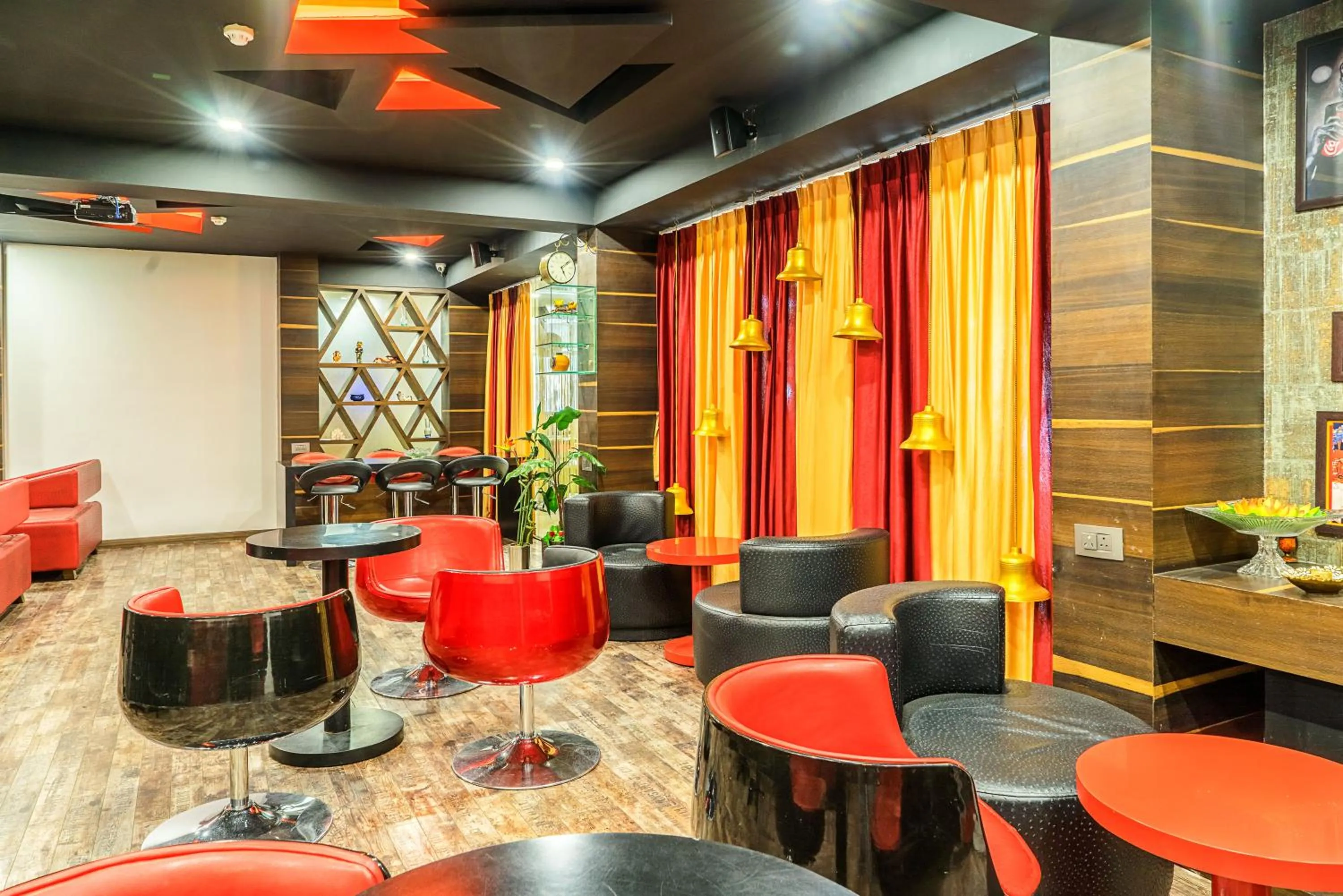 Restaurant/places to eat in Super Inn Armoise Hotel - Navrangpura, Ahmedabad