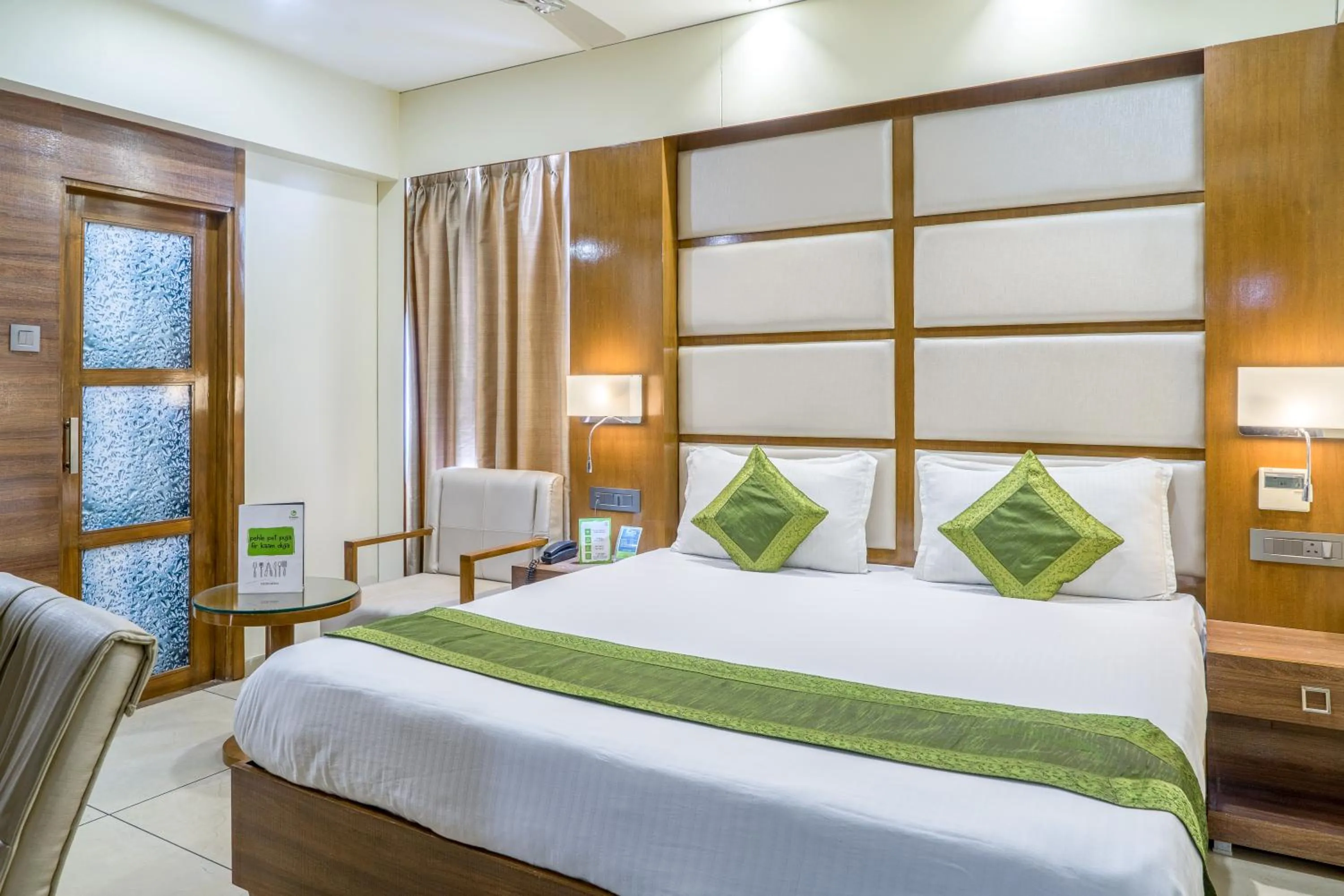 Bedroom, Bed in Super Inn Armoise Hotel - Navrangpura, Ahmedabad
