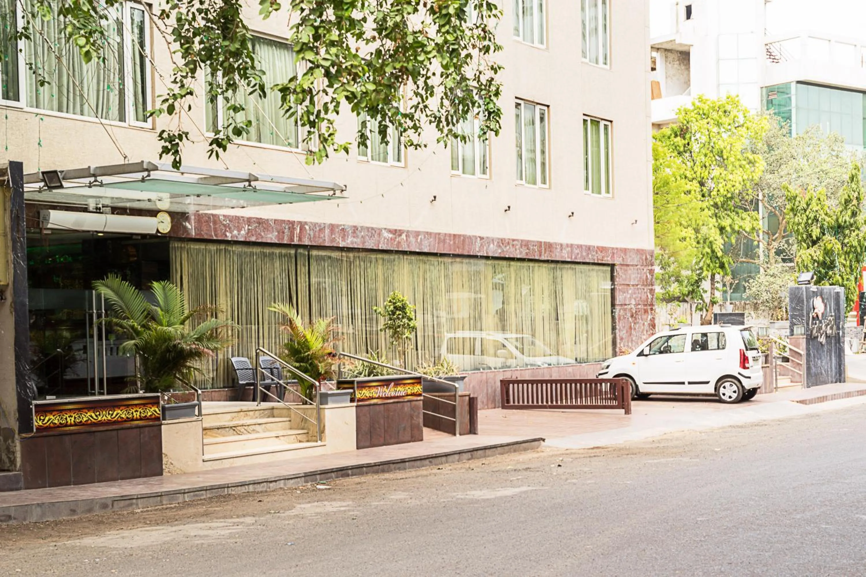 Property building in Super Inn Armoise Hotel - Navrangpura, Ahmedabad