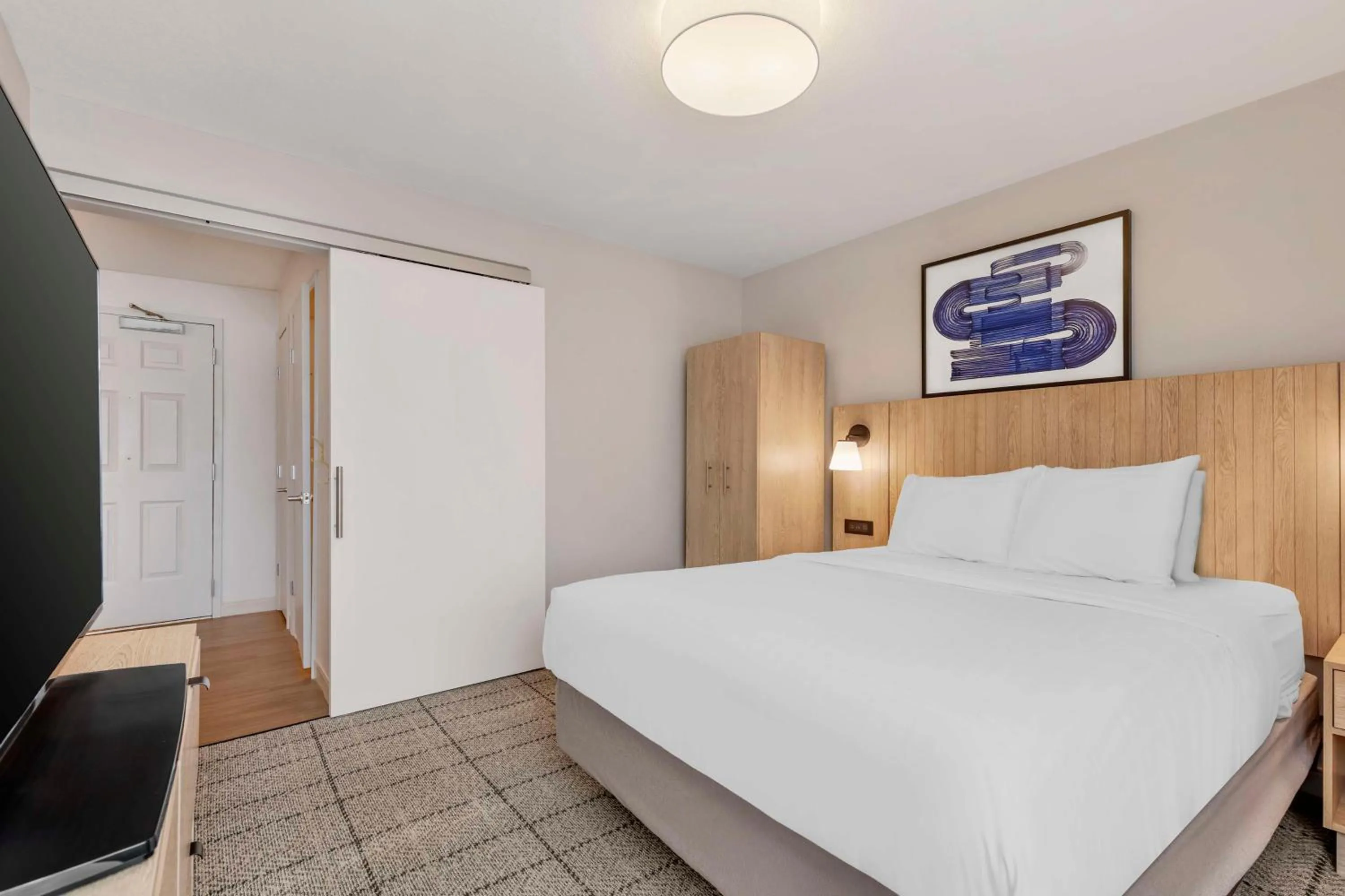 Photo of the whole room, Bed in Sonesta Simply Suites Baltimore BWI Airport