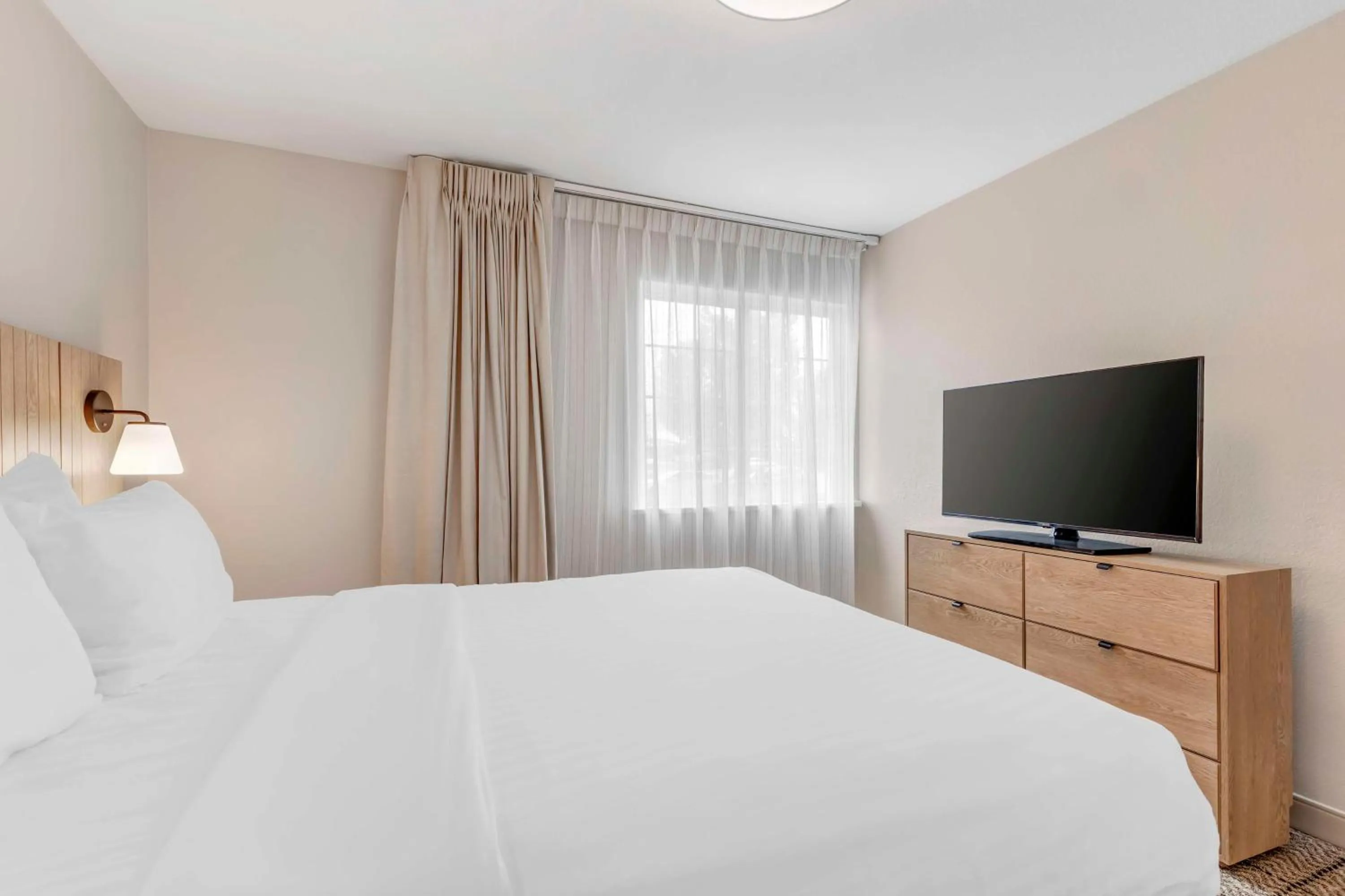 Photo of the whole room, Bed in Sonesta Simply Suites Baltimore BWI Airport