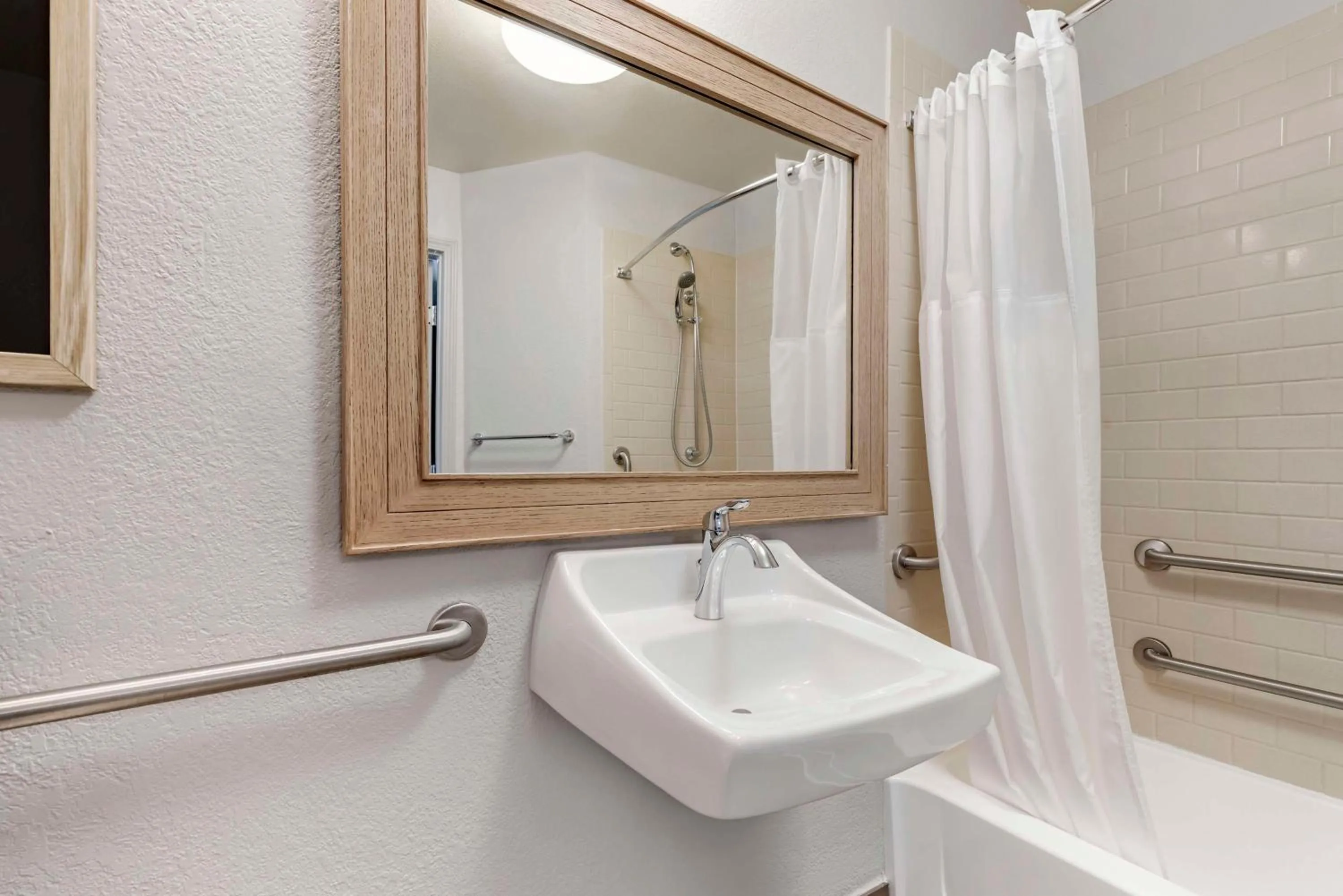 Bathroom in Sonesta Simply Suites Baltimore BWI Airport