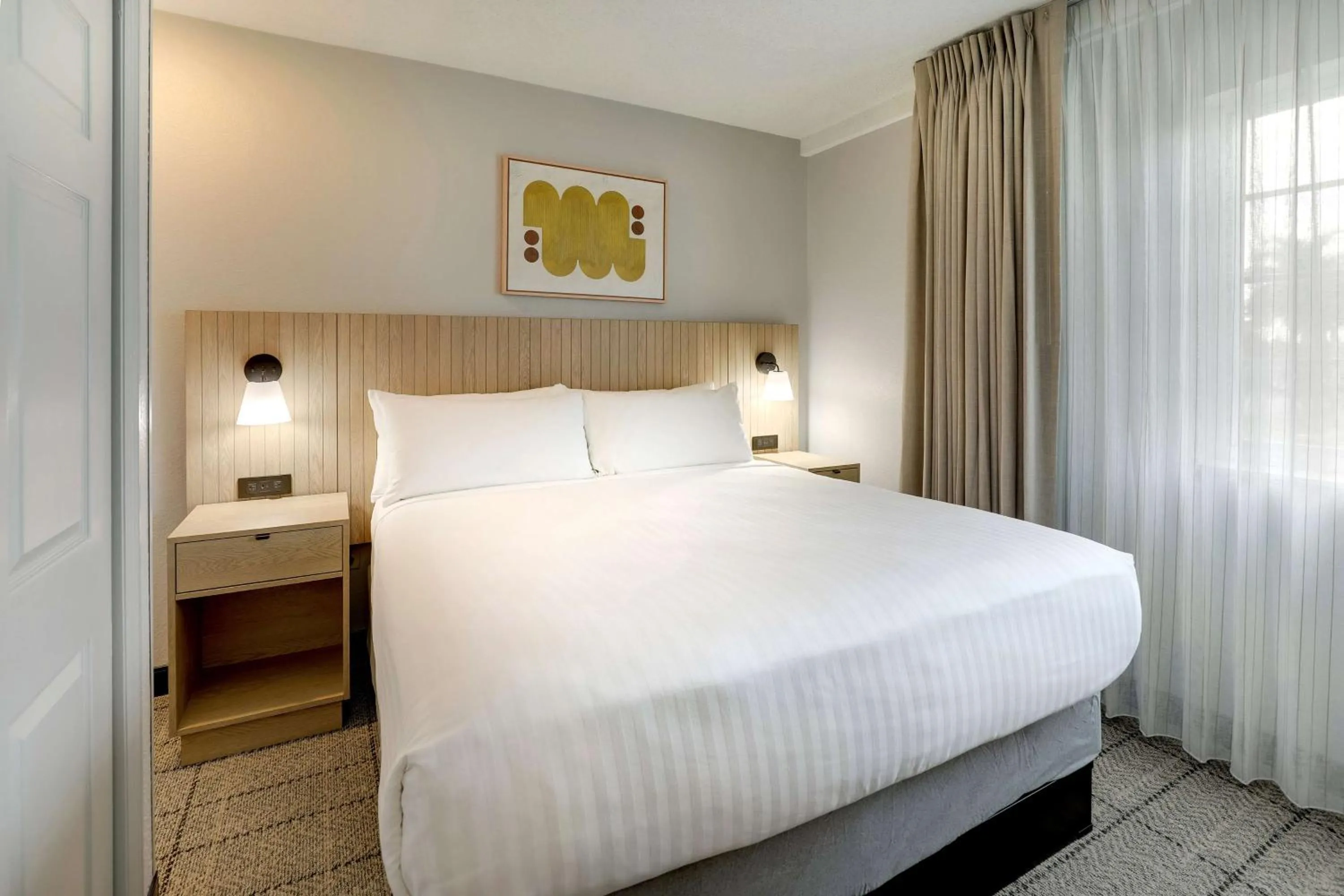 Photo of the whole room, Bed in Sonesta Simply Suites Baltimore BWI Airport