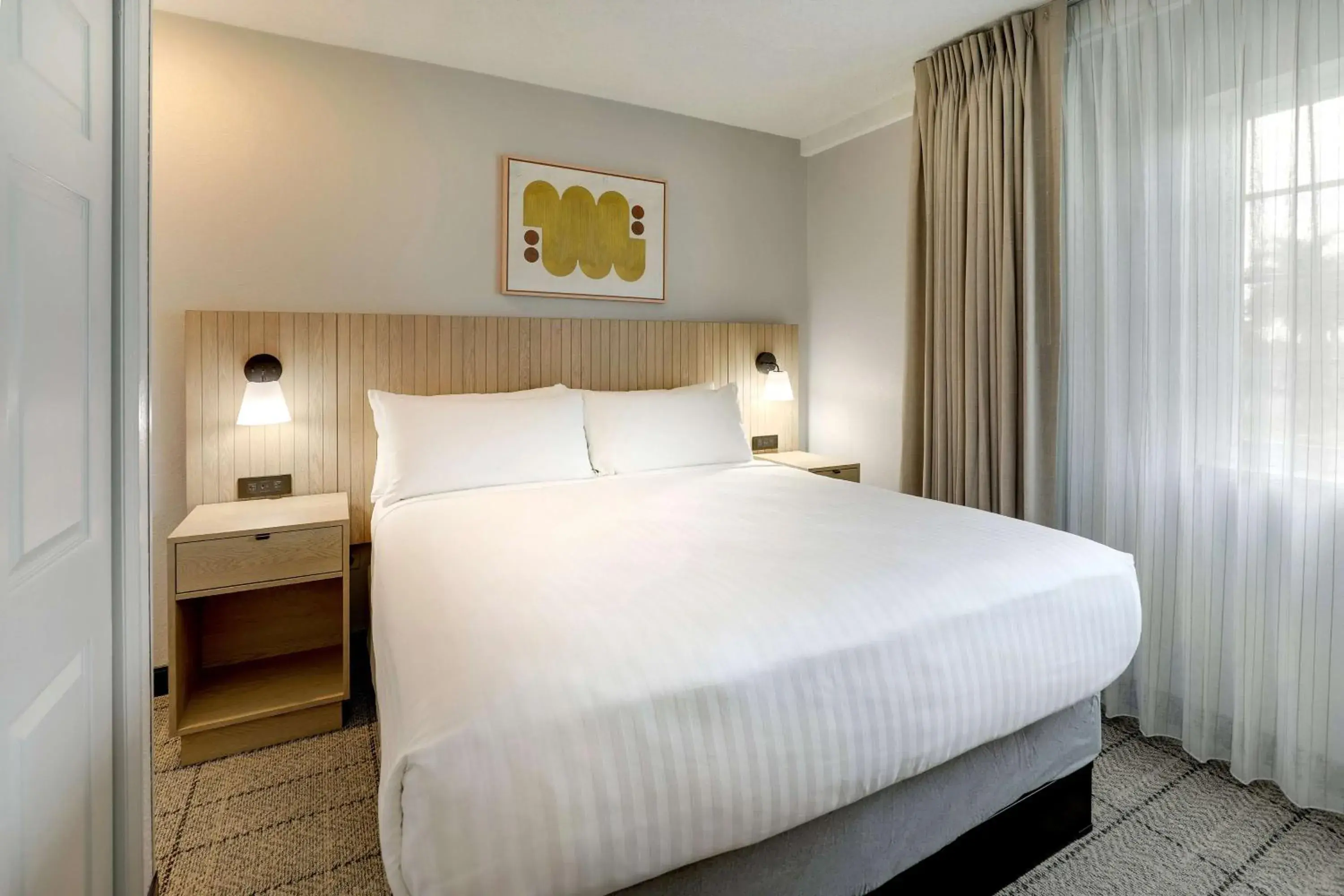 Photo of the whole room, Bed in Sonesta Simply Suites Baltimore BWI Airport Photo of the whole room, Bed in Sonesta Simply Suites Baltimore BWI Airport