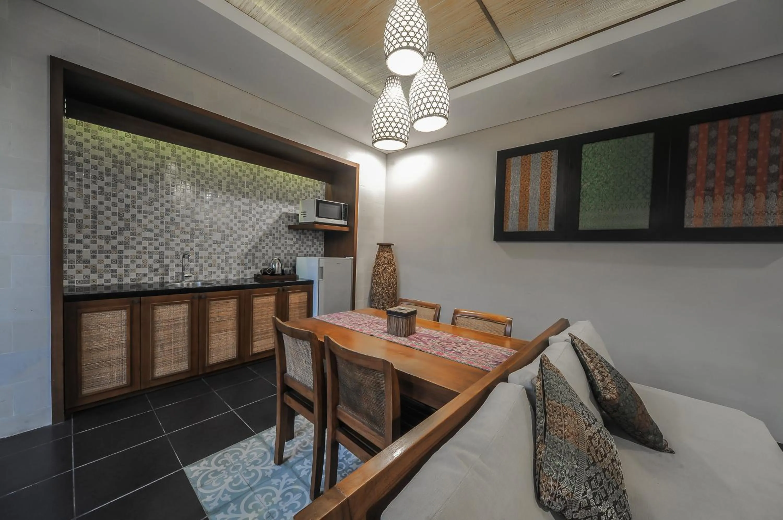 Seating area in Gaing Mas Jimbaran Villas by Gaing Mas Group