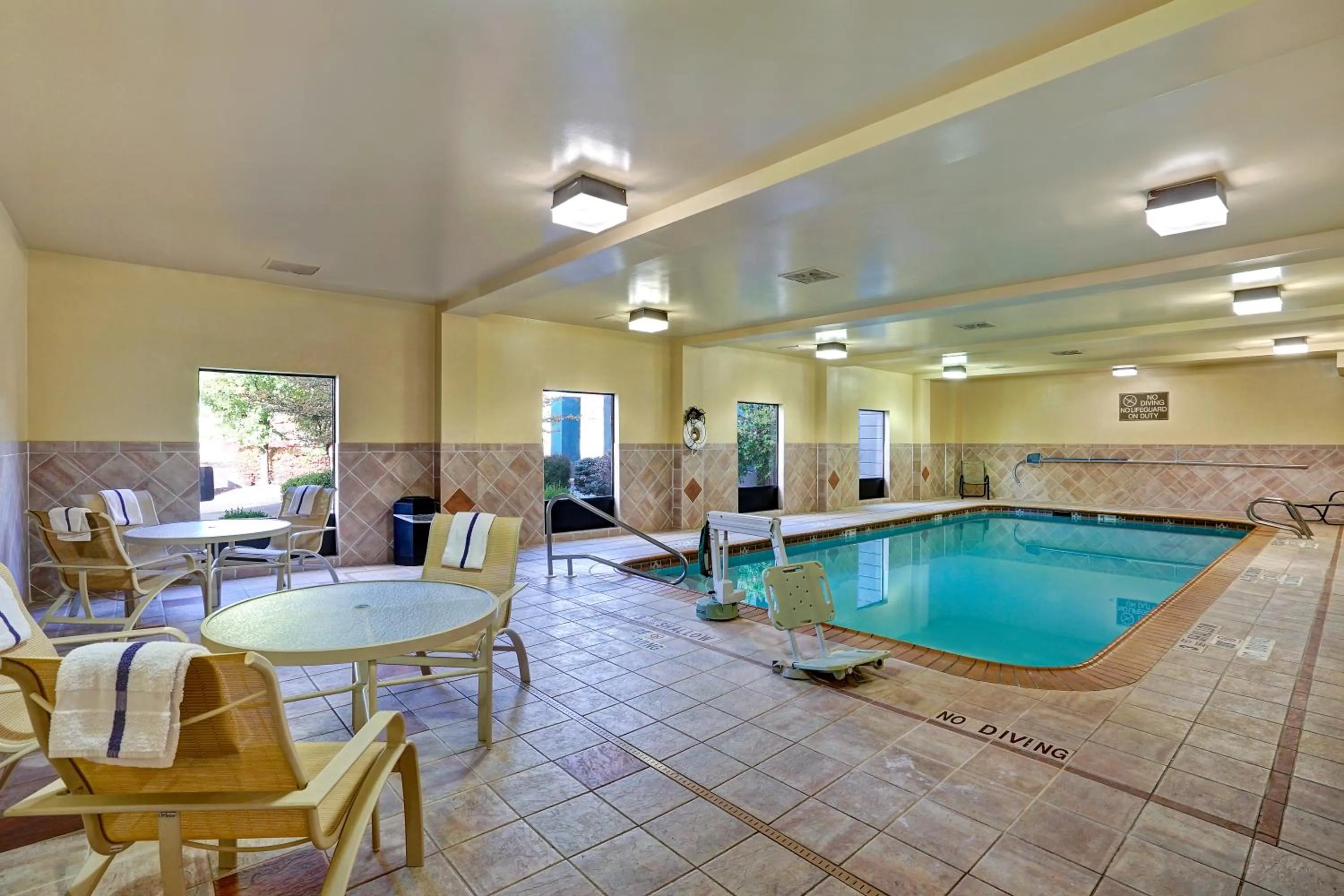 Swimming pool in Hampton Inn Cortland