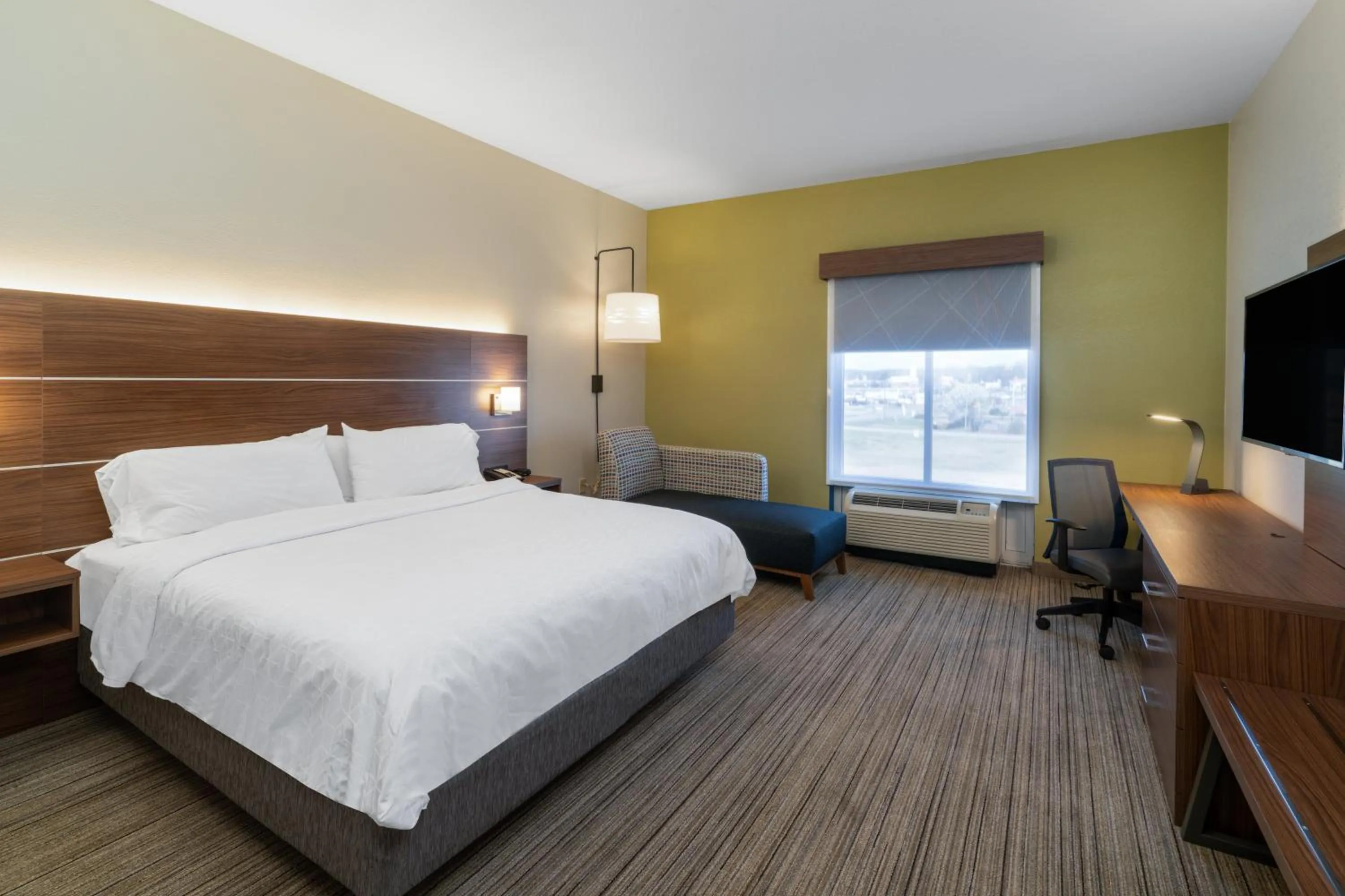 Photo of the whole room, Bed in Holiday Inn Express Hotel & Suites Talladega by IHG