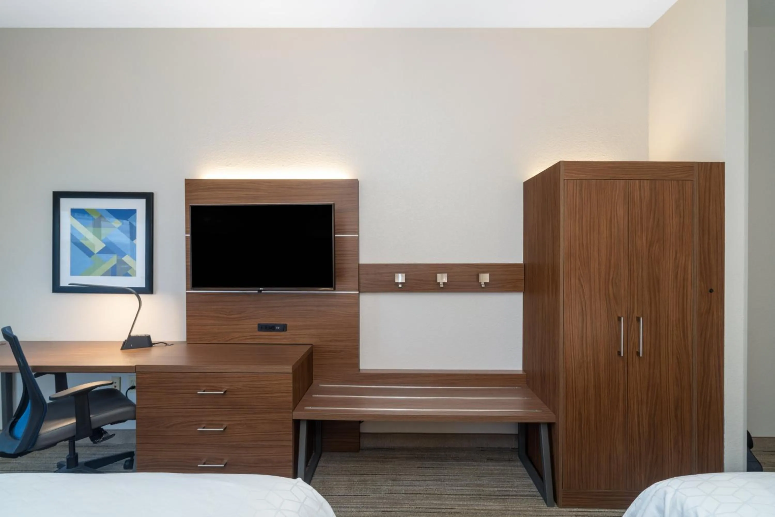 Photo of the whole room, Bed in Holiday Inn Express Hotel & Suites Talladega by IHG