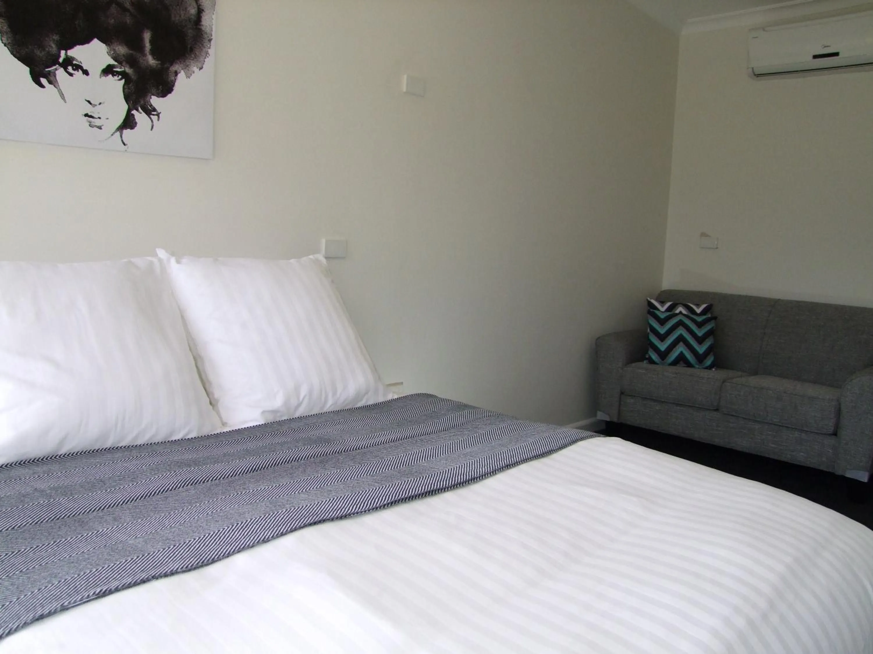 Photo of the whole room, Bed in Corryong Hotel Motel
