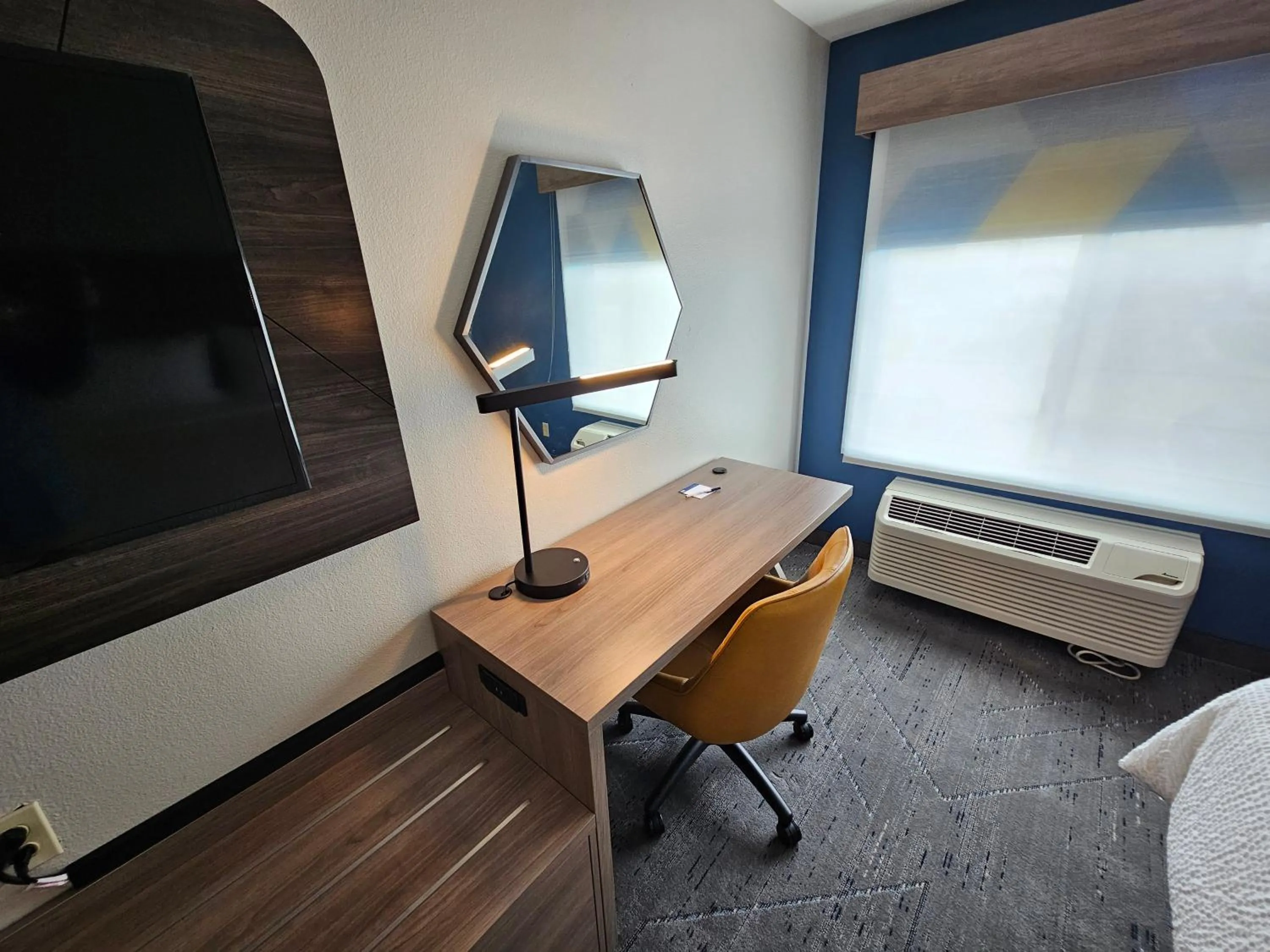 Photo of the whole room, Bed in Holiday Inn Express Hotel & Suites Cincinnati-Blue Ash by IHG