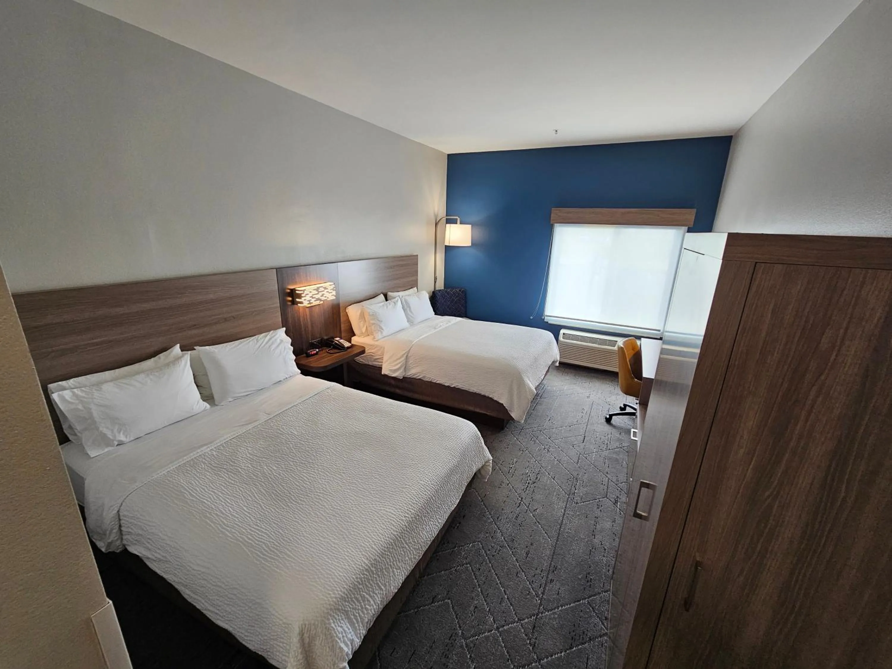 Photo of the whole room, Bed in Holiday Inn Express Hotel & Suites Cincinnati-Blue Ash by IHG