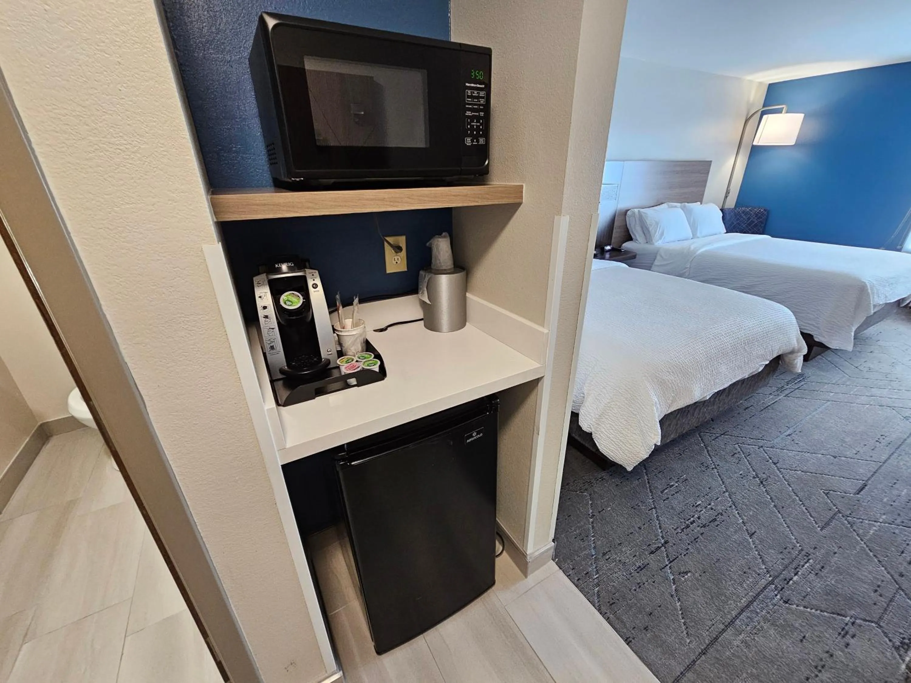 Photo of the whole room, Bed in Holiday Inn Express Hotel & Suites Cincinnati-Blue Ash by IHG