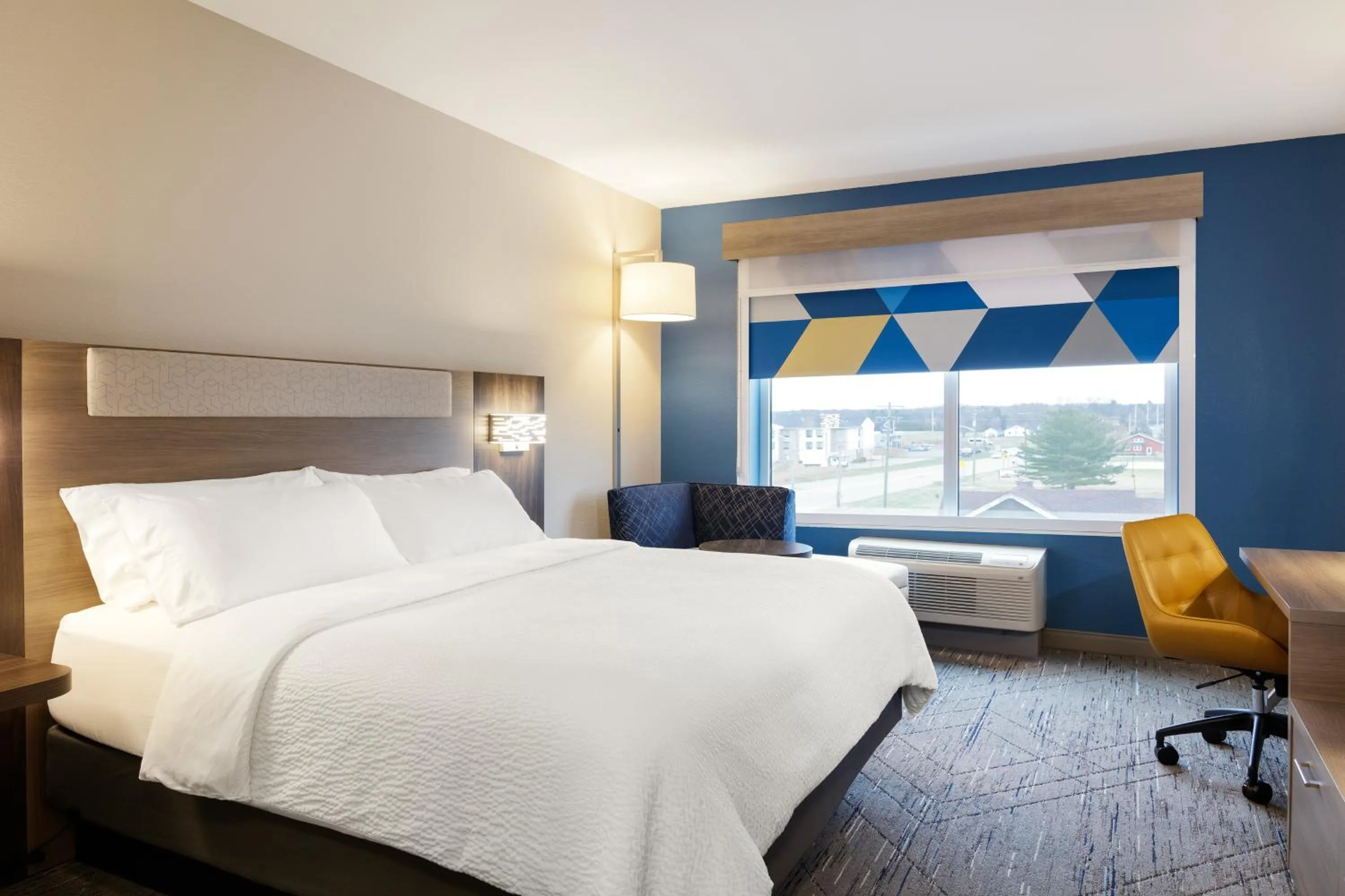 Photo of the whole room, Bed in Holiday Inn Express Hotel & Suites Cincinnati-Blue Ash by IHG