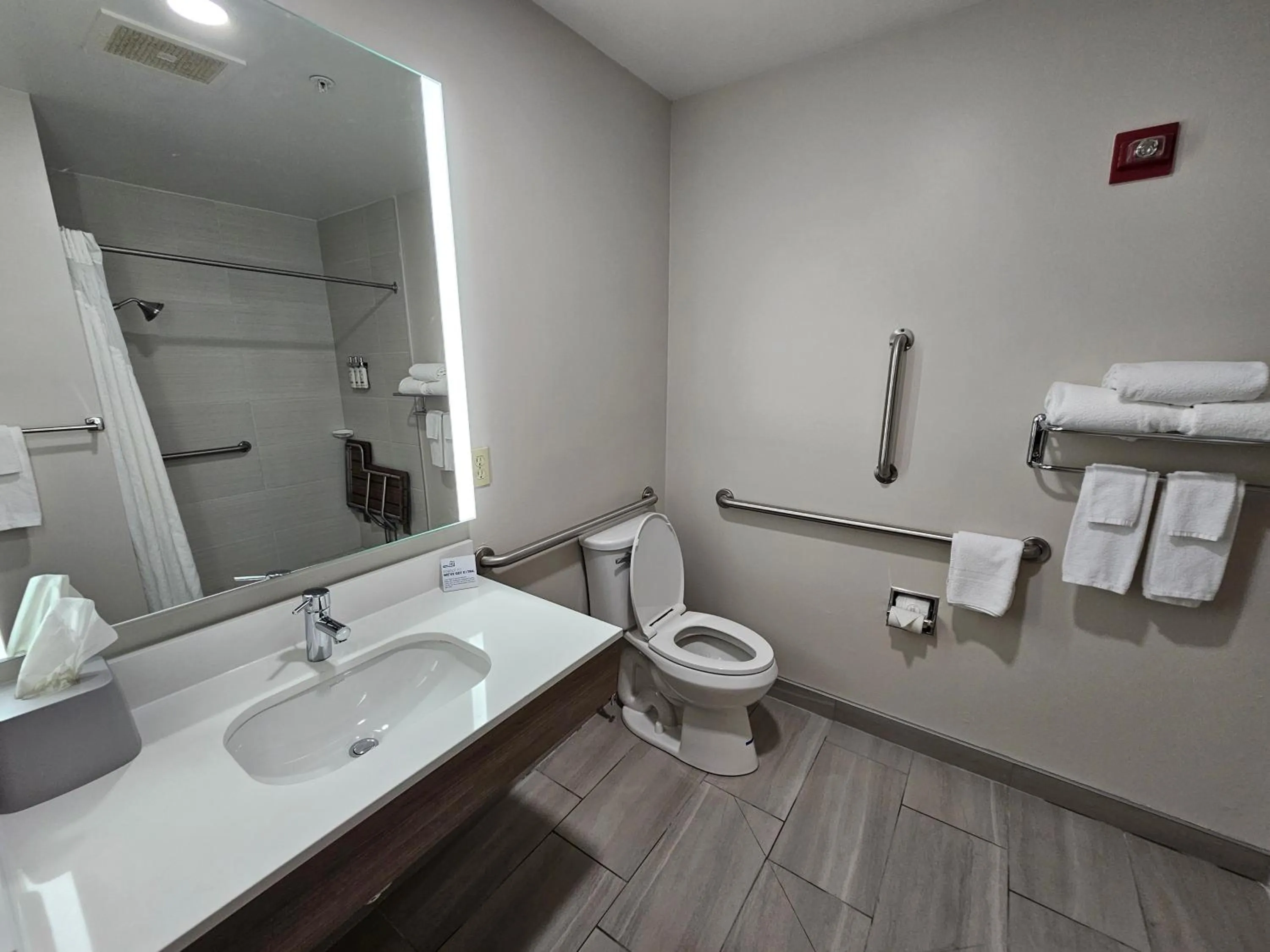 Photo of the whole room in Holiday Inn Express Hotel & Suites Cincinnati-Blue Ash by IHG