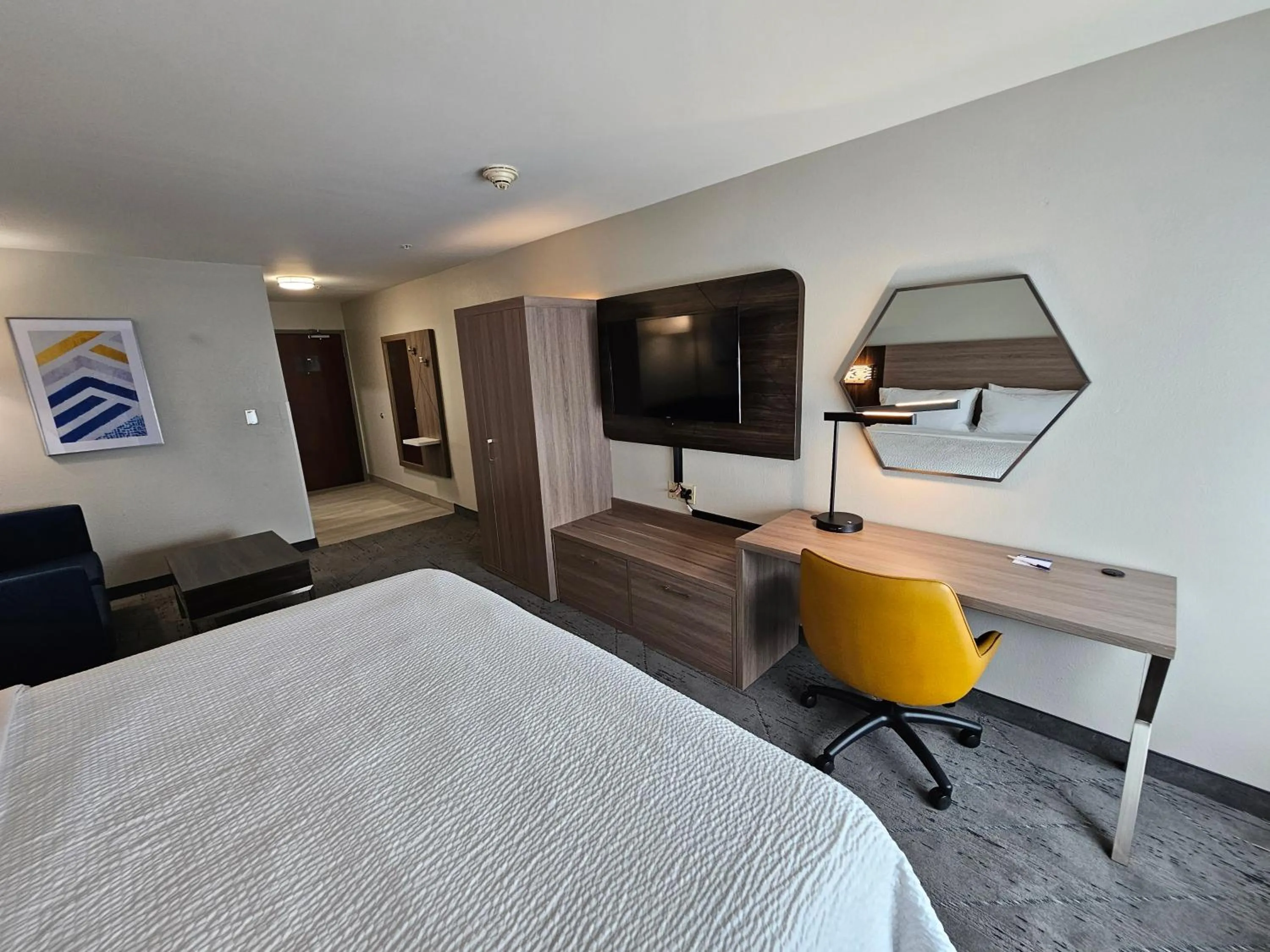 Photo of the whole room, Bed in Holiday Inn Express Hotel & Suites Cincinnati-Blue Ash by IHG