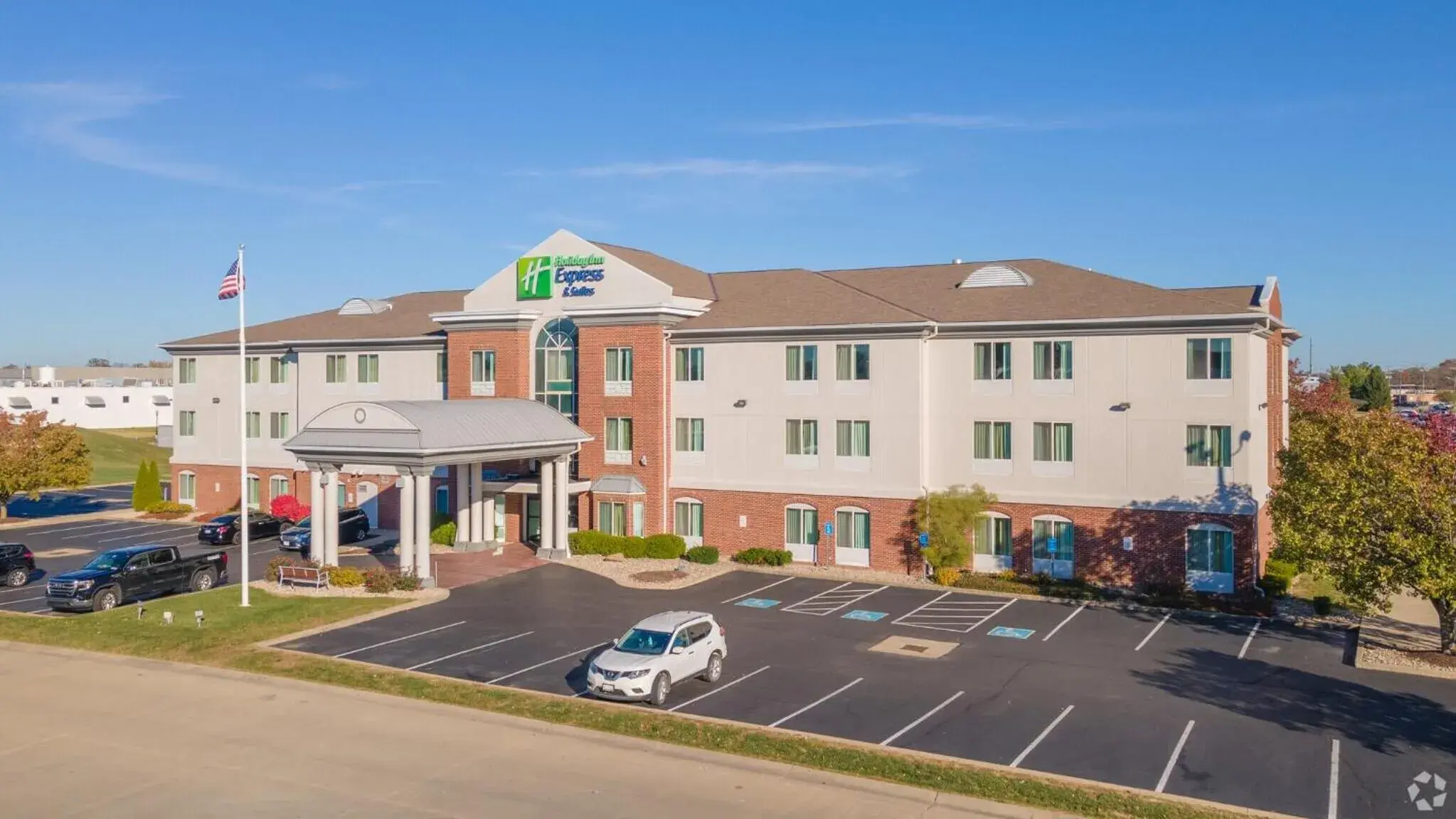 Property building in Holiday Inn Express Hotel & Suites Cincinnati-Blue Ash by IHG Property building in Holiday Inn Express Hotel & Suites Cincinnati-Blue Ash by IHG