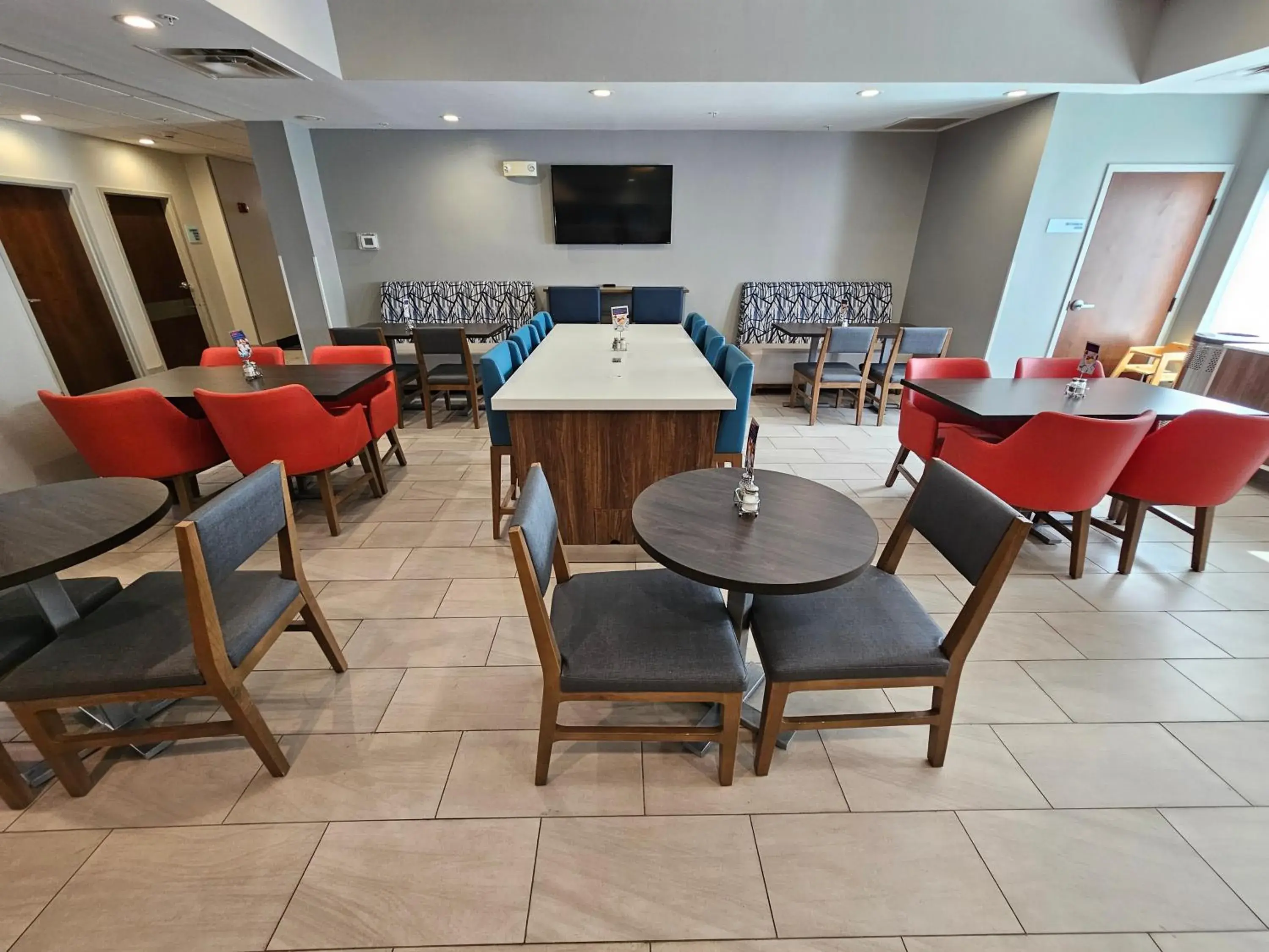 Property building in Holiday Inn Express Hotel & Suites Cincinnati-Blue Ash by IHG Property building in Holiday Inn Express Hotel & Suites Cincinnati-Blue Ash by IHG