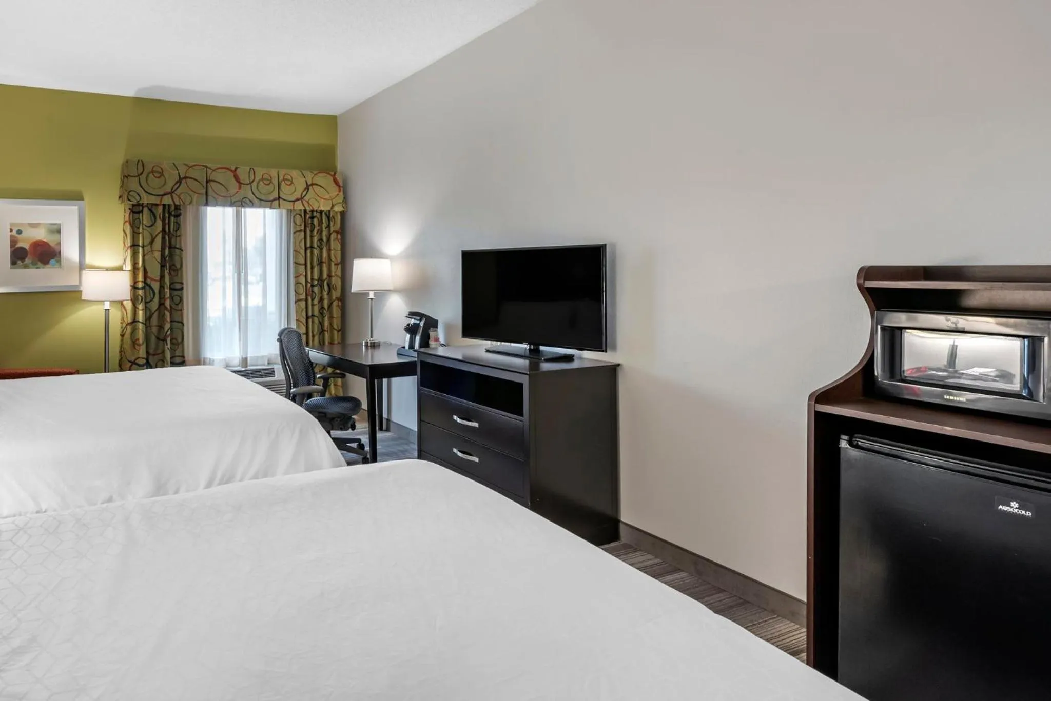 Photo of the whole room, Bed in Holiday Inn Express Hotel & Suites Cincinnati-Blue Ash by IHG