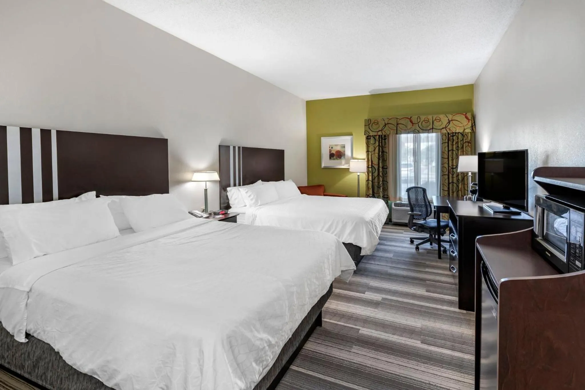 Photo of the whole room, Bed in Holiday Inn Express Hotel & Suites Cincinnati-Blue Ash by IHG