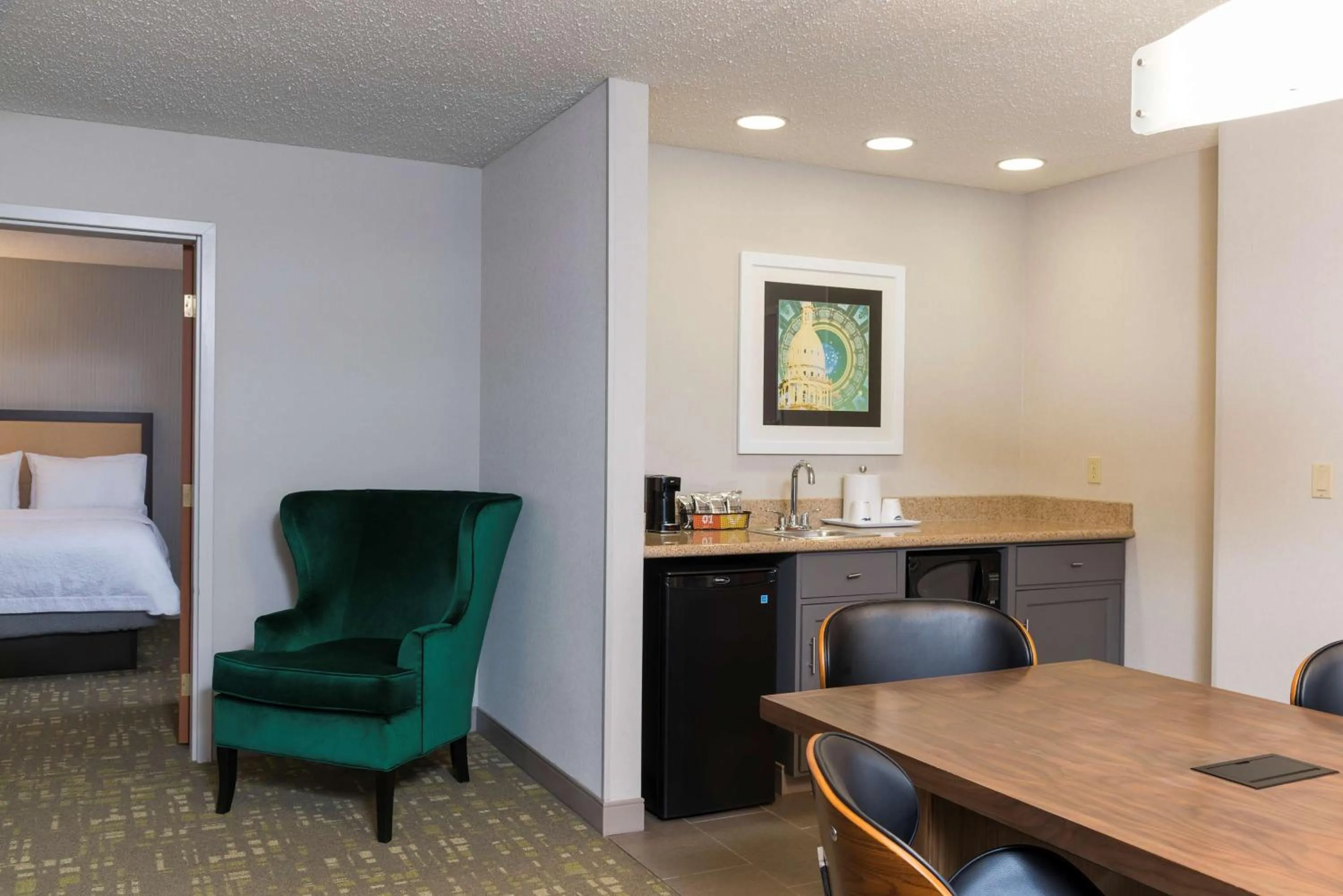 Kitchen or kitchenette, Bed in Hampton Inn & Suites East Lansing