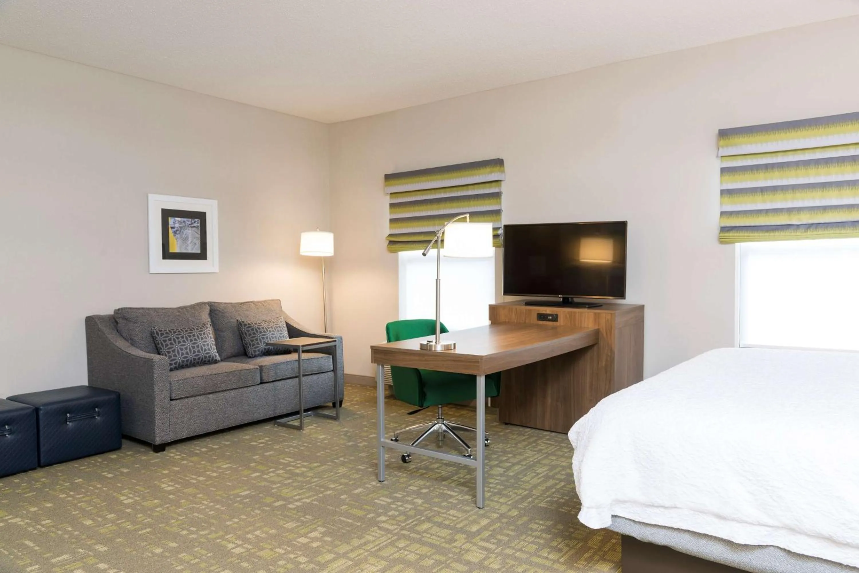 Bedroom, Bed in Hampton Inn & Suites East Lansing