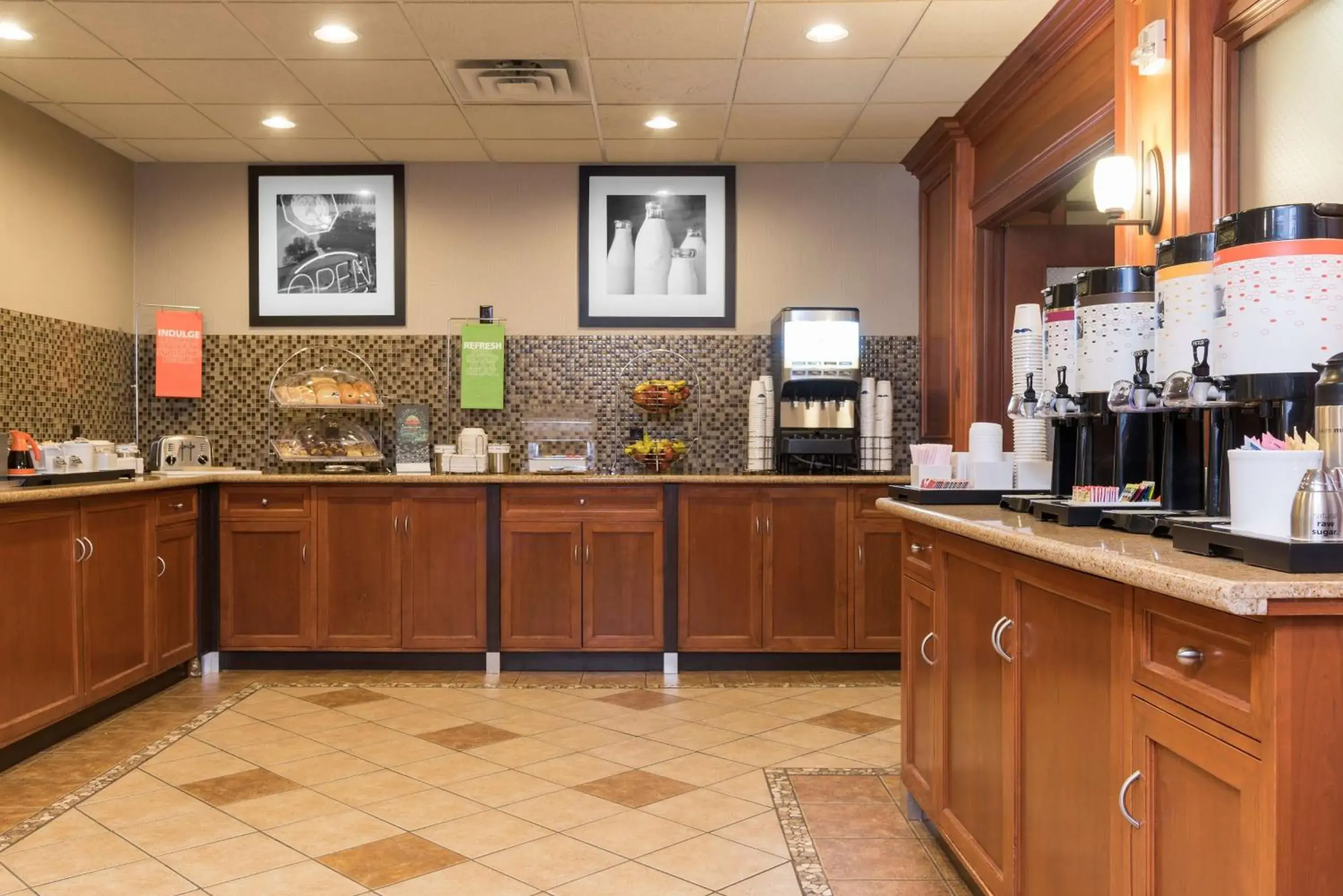 Breakfast in Hampton Inn & Suites East Lansing Breakfast in Hampton Inn & Suites East Lansing