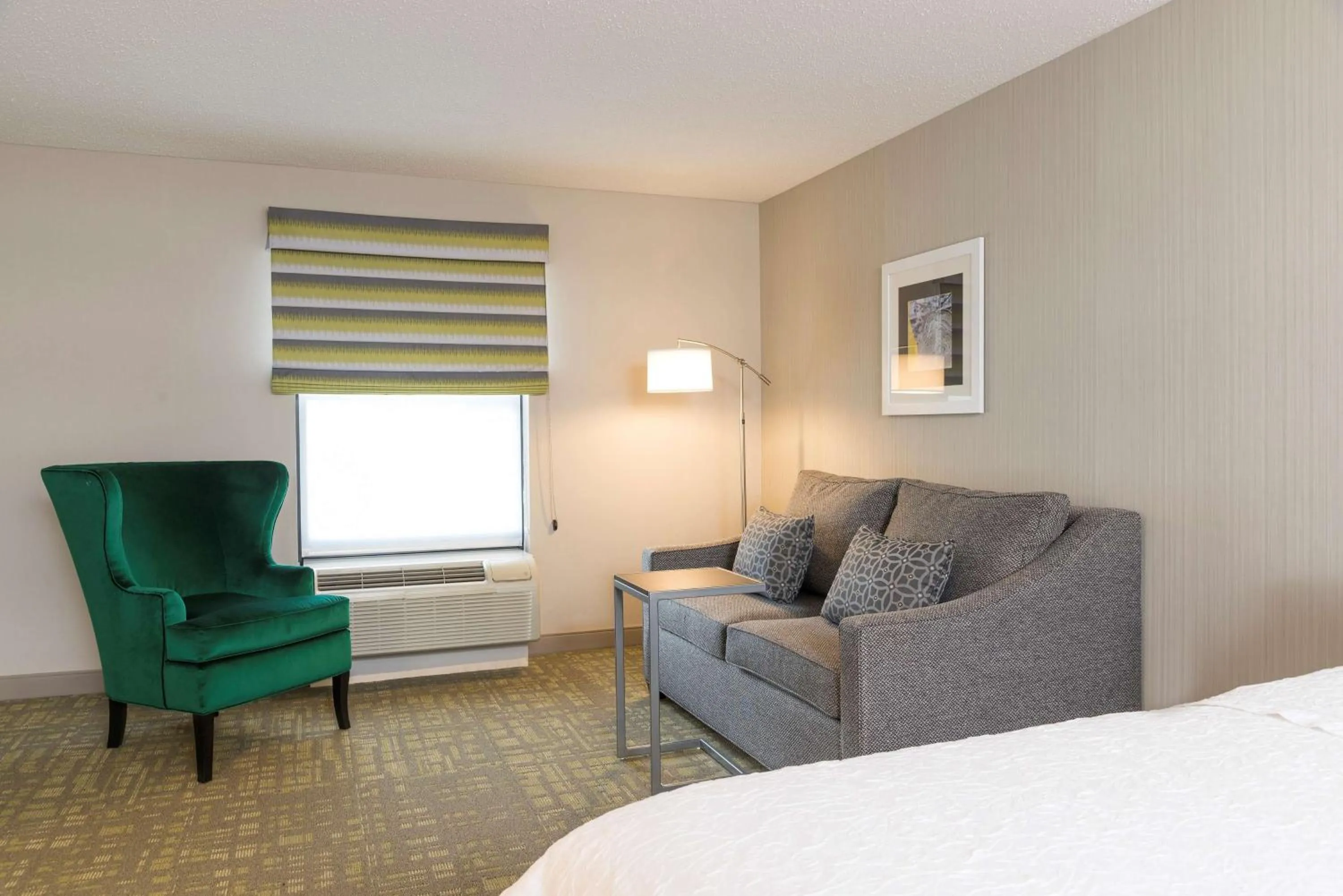 Living room, Bed in Hampton Inn & Suites East Lansing