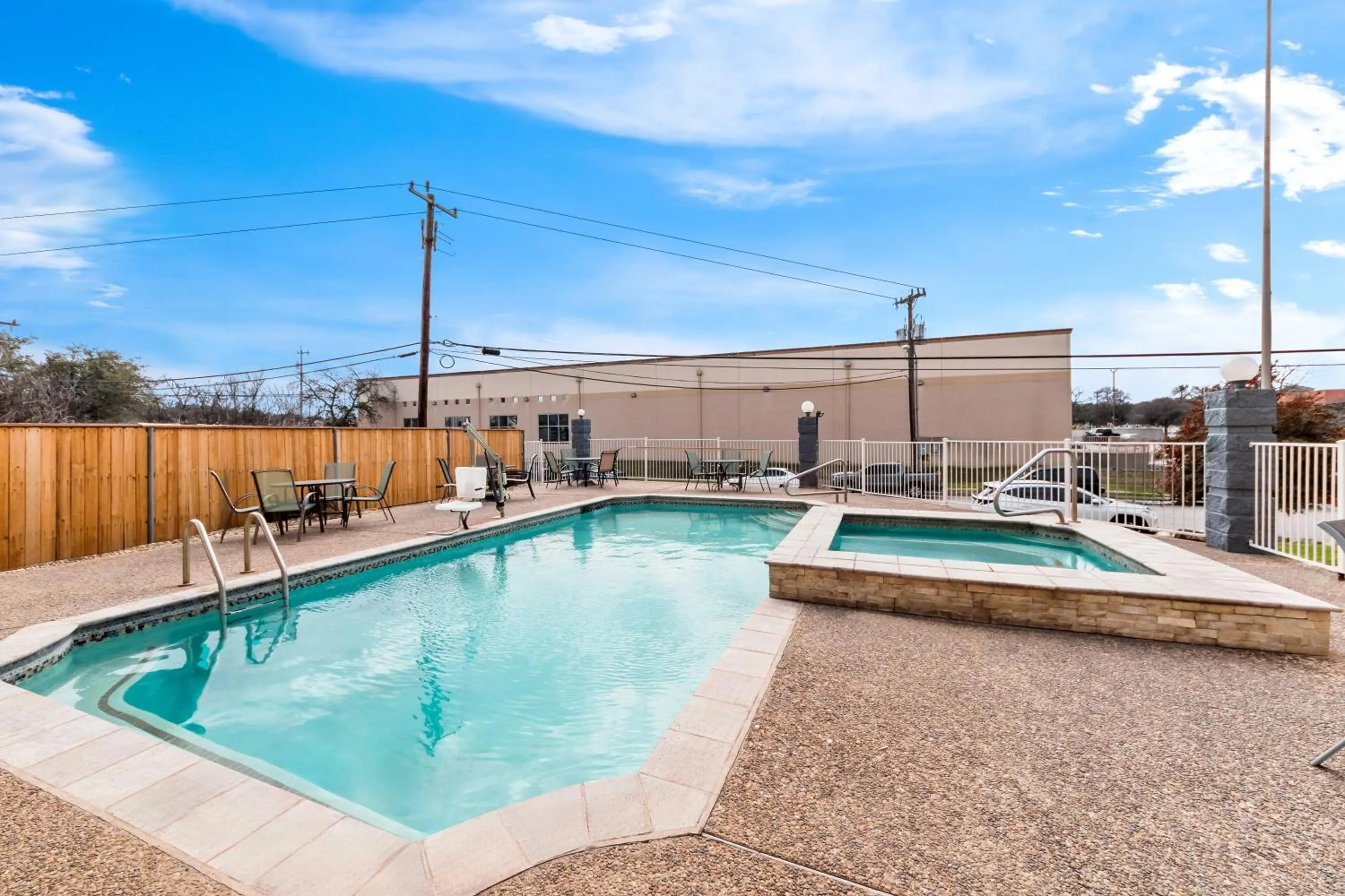 Swimming pool in Quality Inn & Suites San Antonio Airport - Stone Oak