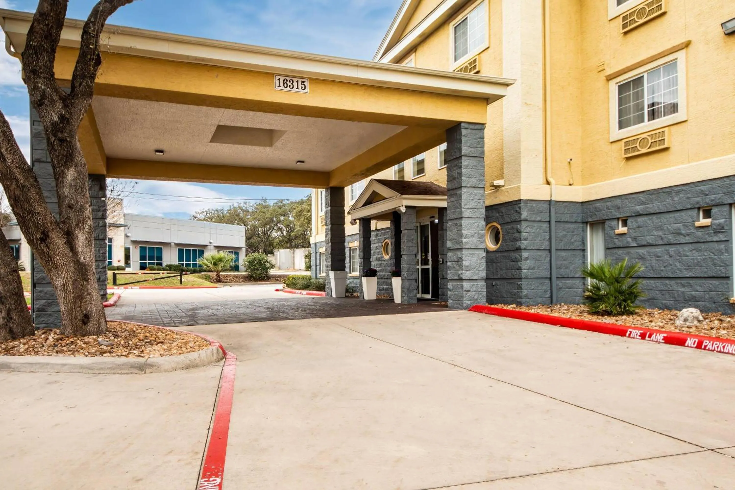 Property building in Quality Inn & Suites San Antonio Airport - Stone Oak