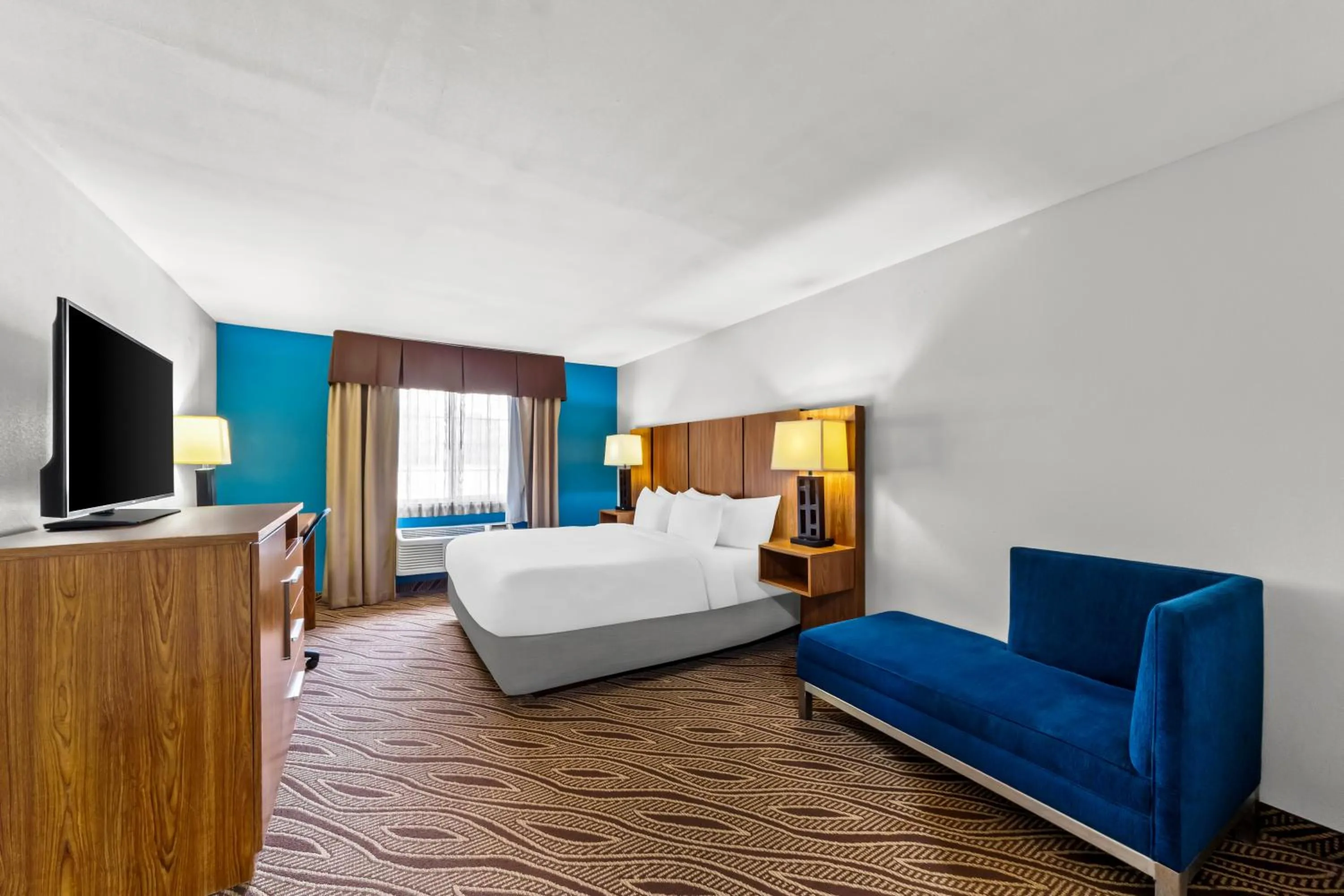 View (from property/room), Bed in Quality Inn & Suites San Antonio Airport - Stone Oak