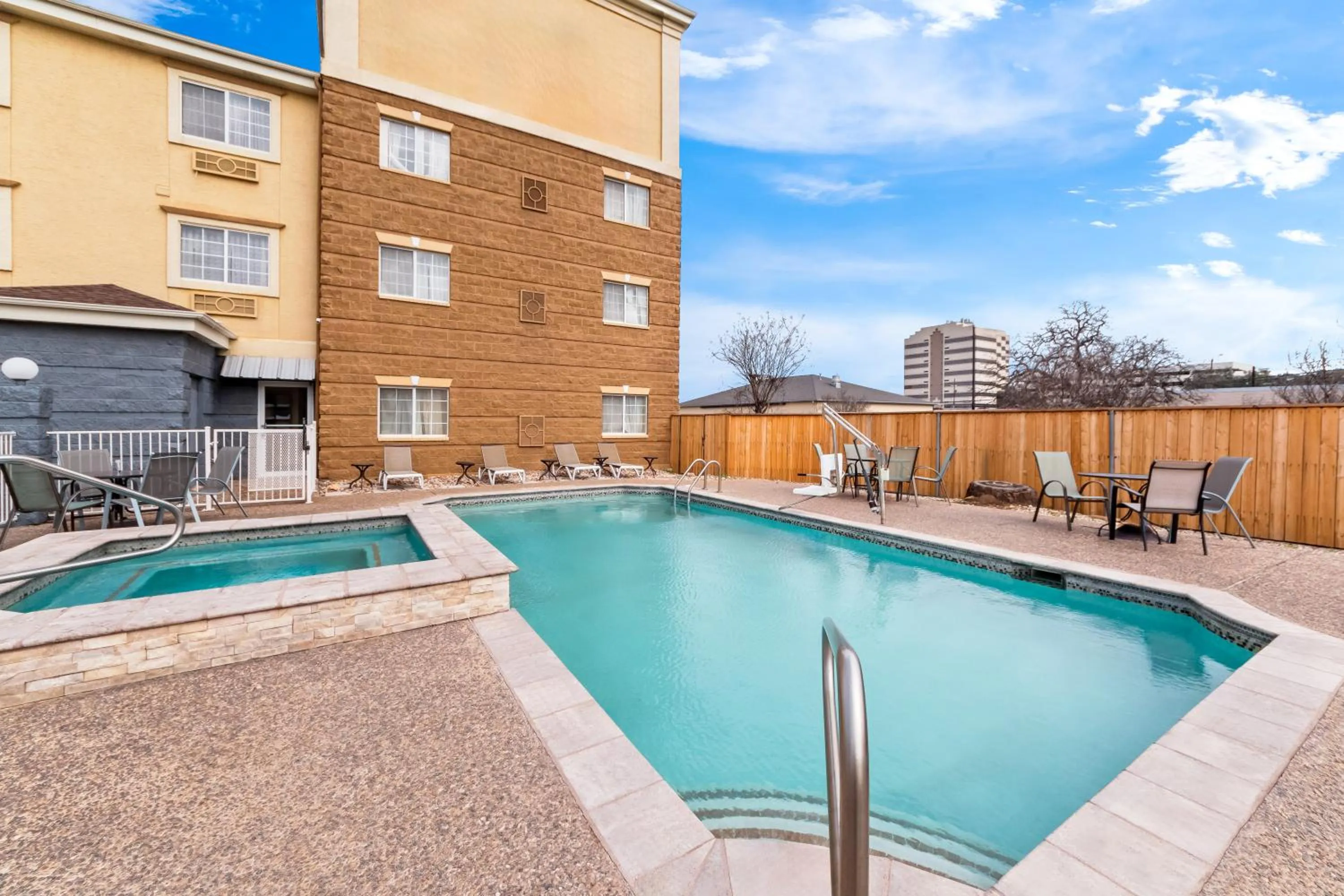 Hot Tub in Quality Inn & Suites San Antonio Airport - Stone Oak