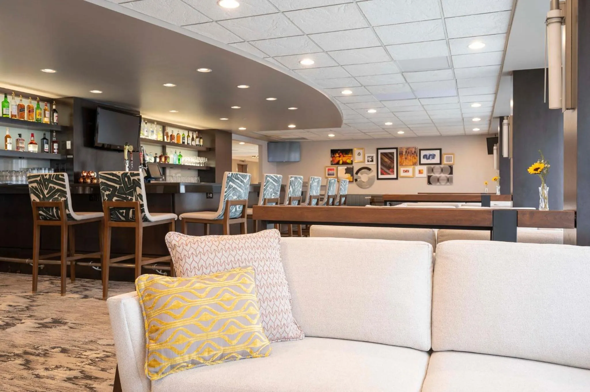 Lounge or bar in Crowne Plaza Indianapolis-Airport by IHG