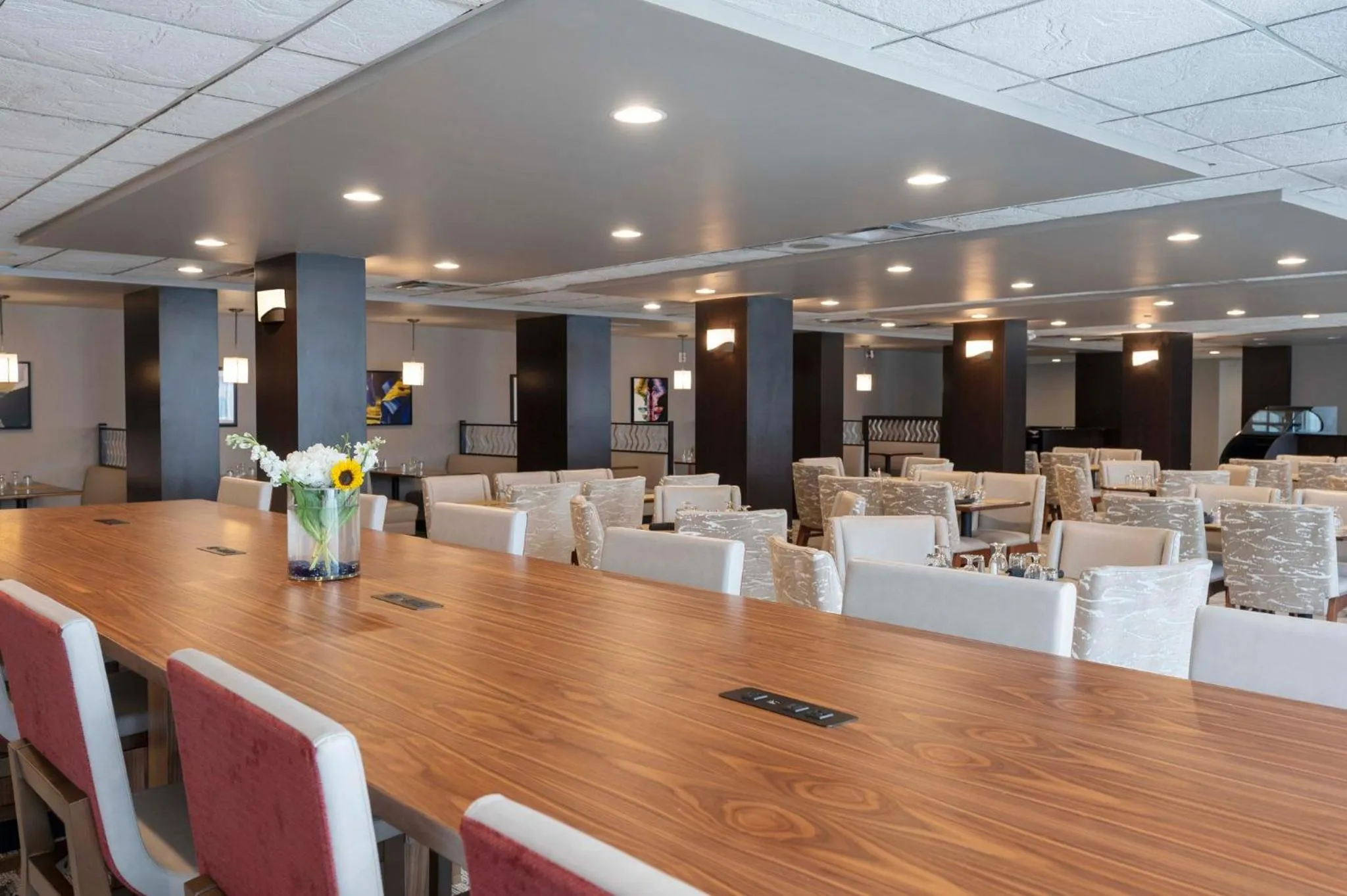Restaurant/places to eat in Crowne Plaza Indianapolis-Airport by IHG