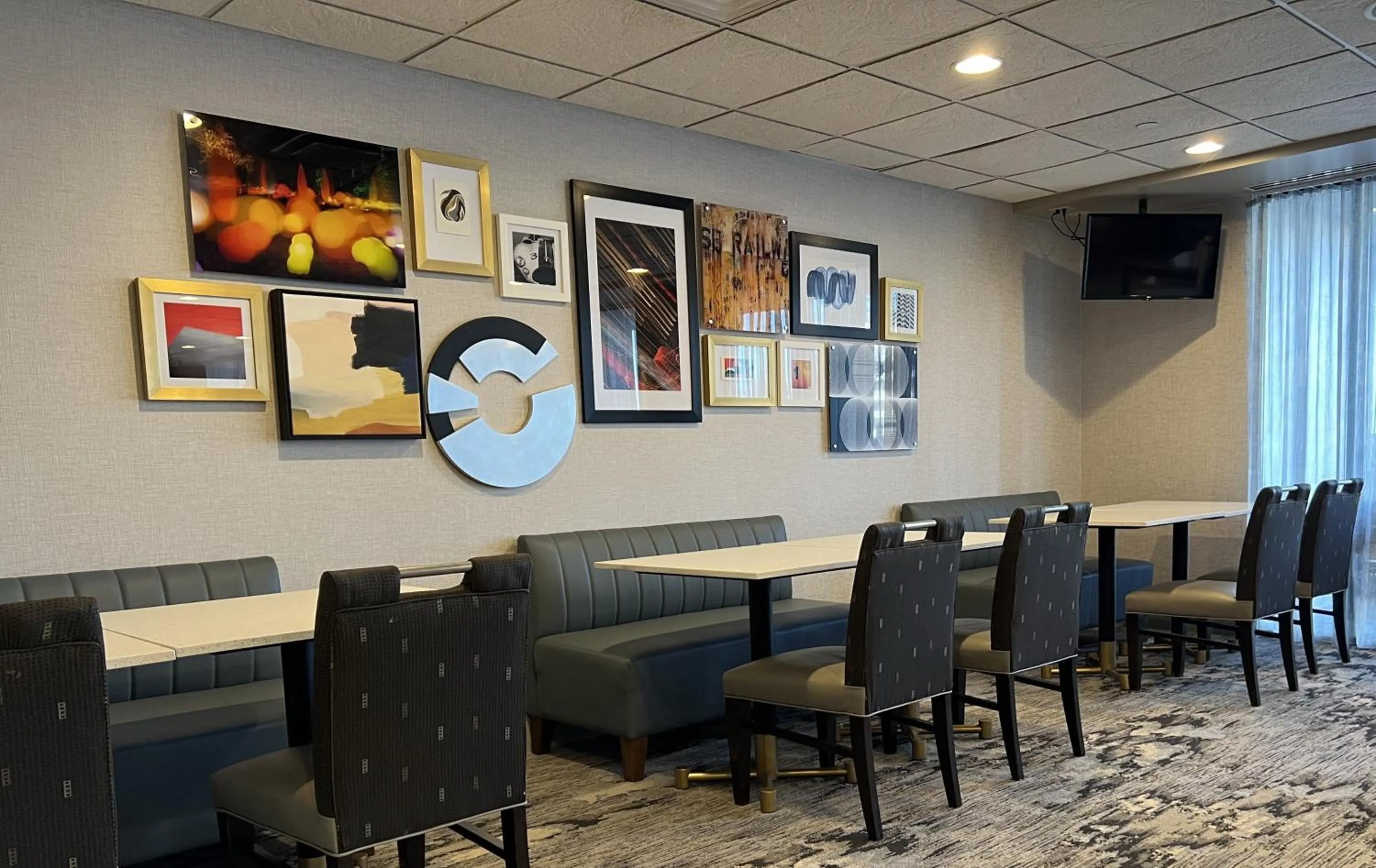 Lounge or bar in Crowne Plaza Indianapolis-Airport by IHG